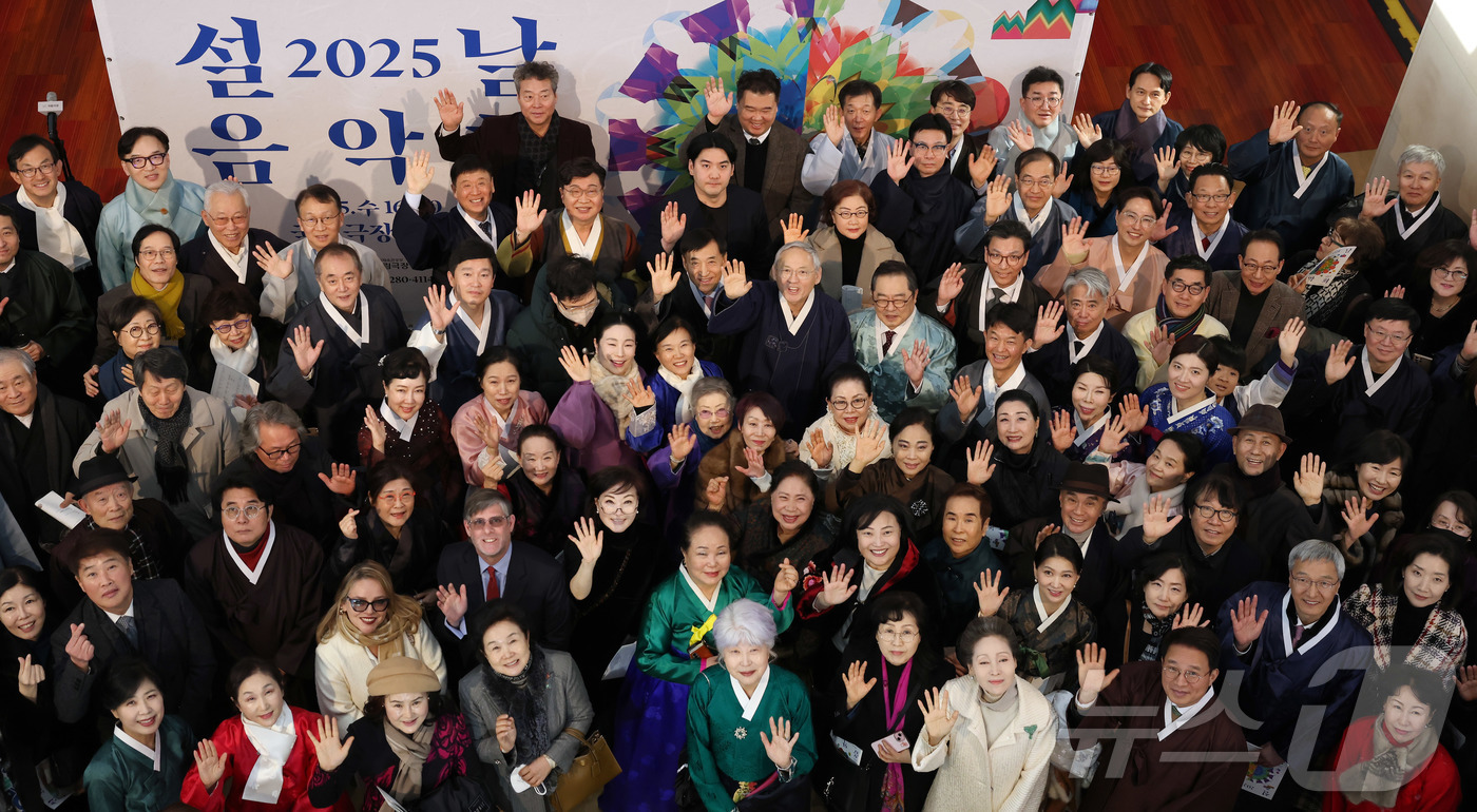 (서울=뉴스1) = 유인촌 문화체육관광부 장관이 5일 서울 중구 국립극장 해오름극장에서 열린 ‘2025 설날 음악회’에서 참석자들과 기념촬영을 하고 있다. (문체부 제공) 2025 …