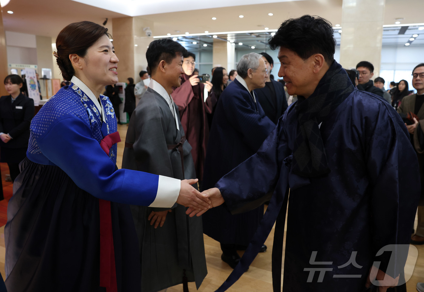 (서울=뉴스1) = 장미란 문화체육관광부 제2차관이 5일 서울 중구 국립극장 해오름극장에서 열린 ‘2025 설날 음악회’에서 참석자와 신년 인사를 나누고 있다. (문체부 제공) 2 …