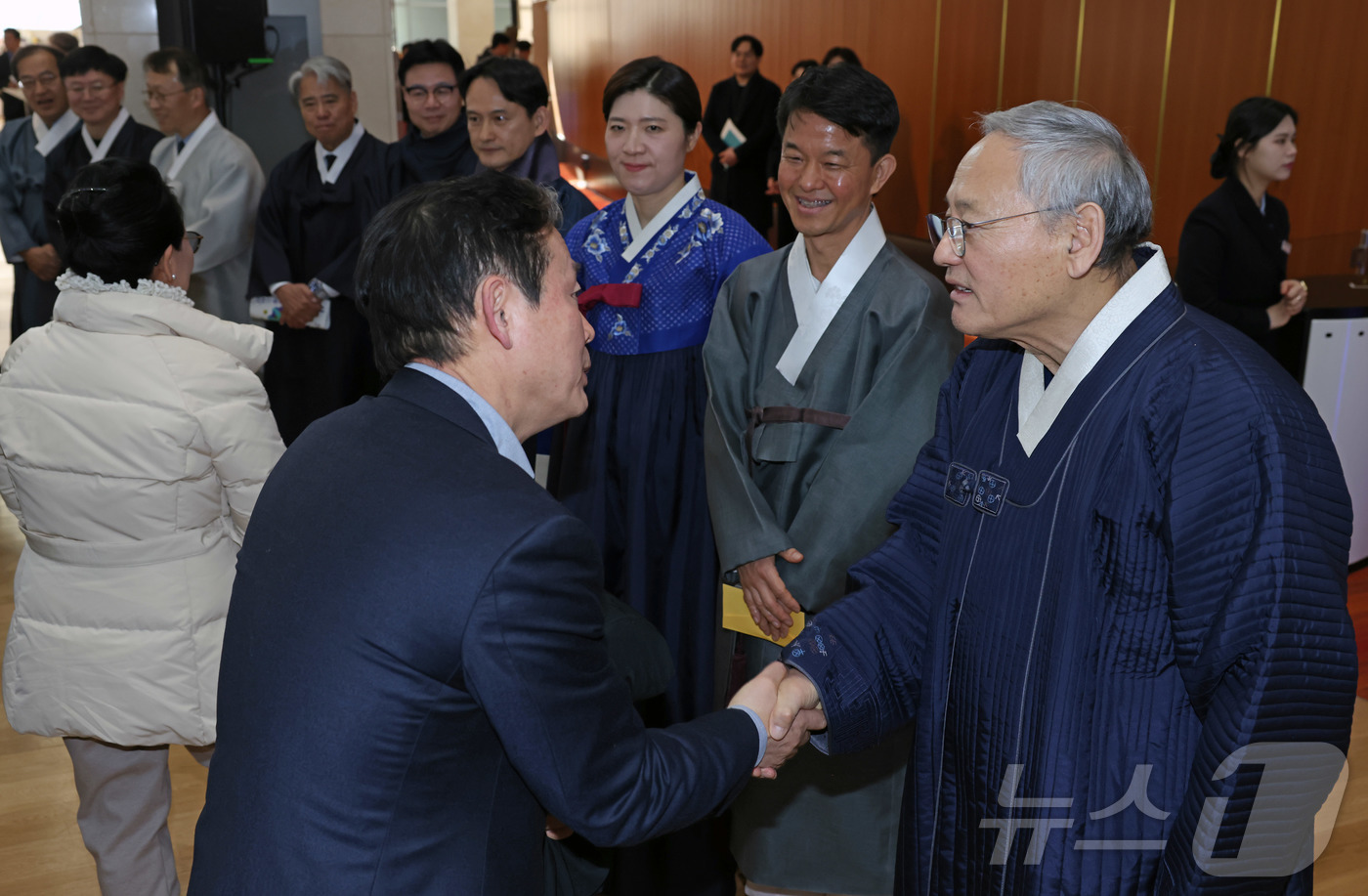 (서울=뉴스1) = 유인촌 문화체육관광부 장관이 5일 서울 중구 국립극장 해오름극장에서 열린 ‘2025 설날 음악회’에서 참석자와 신년 인사를 나누고 있다. (문체부 제공) 202 …