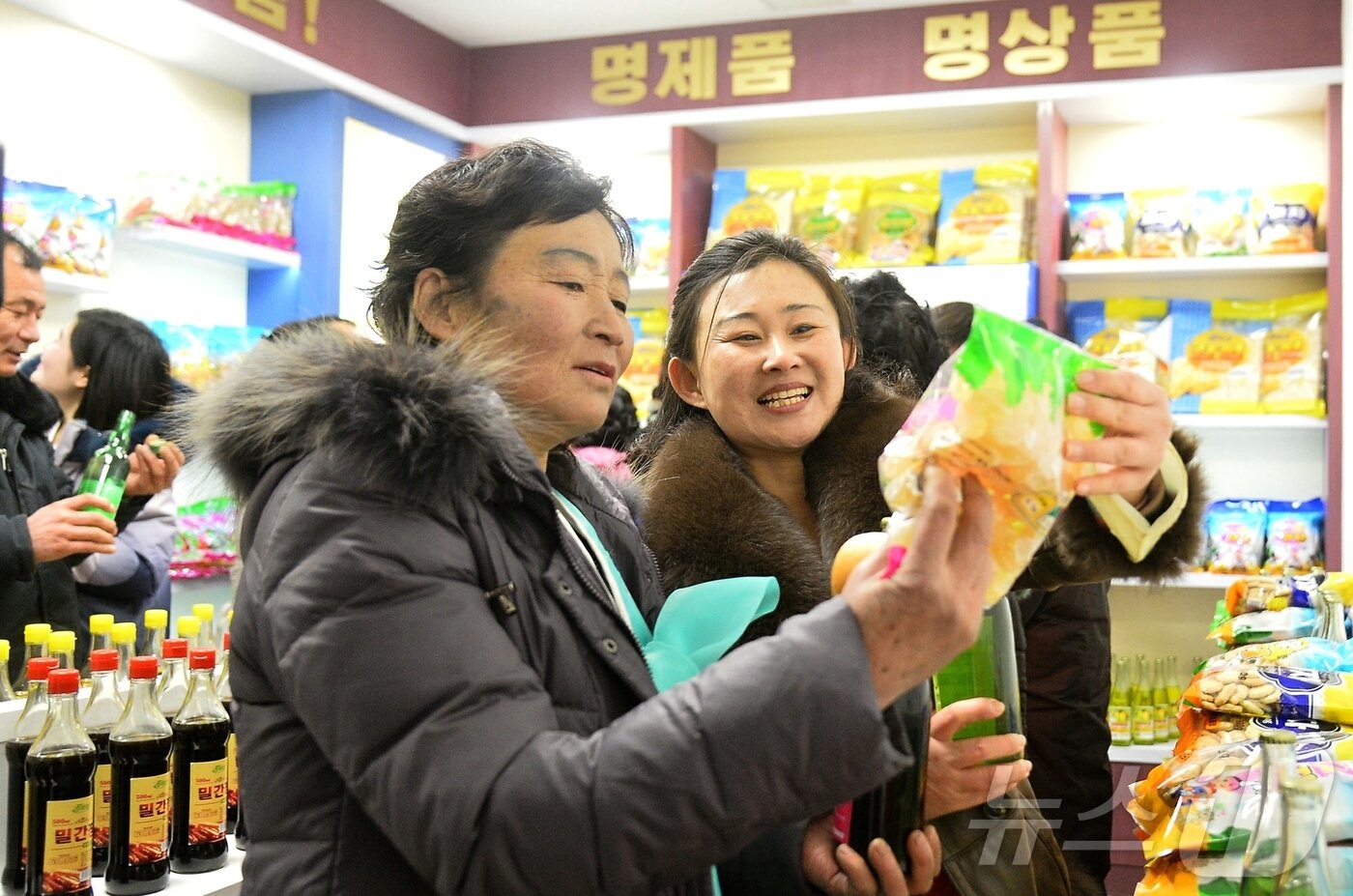본문 이미지 - &#40;평양 노동신문=뉴스1&#41; = 북한 노동당 기관지 노동신문은 6일 &#34;동신군의 인민들이 5일 지방공업공장들의 준공을 성대히 경축했다＂라고 보도했다. [국내에서만 사용가능. 재배포 금지. DB 금지. For Use Only in the Republic of Korea. Redistribution Prohibited] rodongphoto@news1.kr