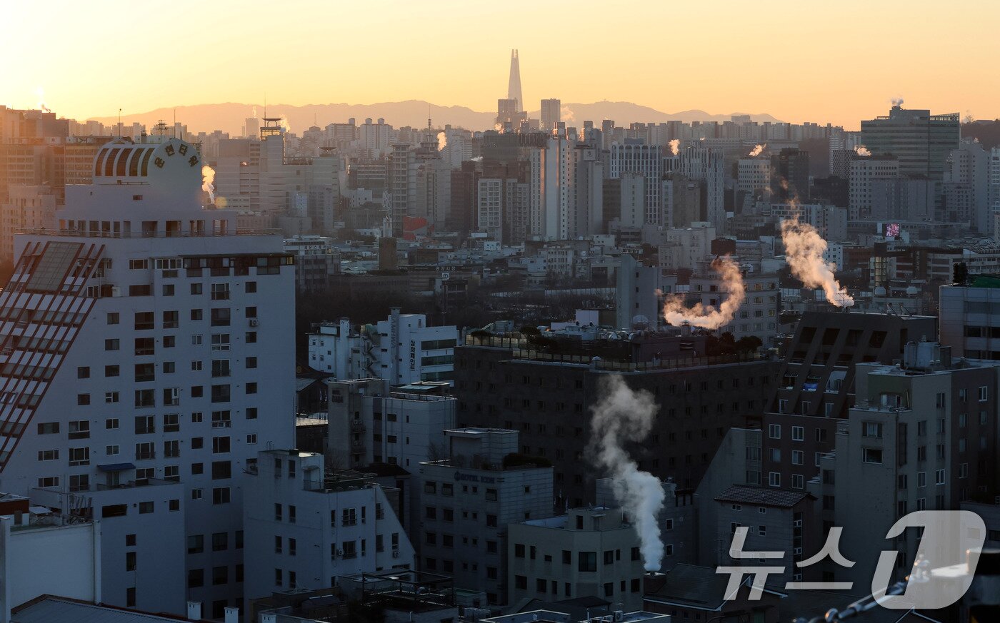 본문 이미지 - 입춘&#40;立春&#41;부터 시작된 강추위가 이어지는 6일 오전 서울 도심의 빌딩에서 난방을 가동하며 발생한 수증기가 피어오르고 있다. 기상청은 이날 전국 대부분 지역에서 출근길 -10도 이하의 기온을 보이며 주말까지 강추위가 이어질 것이라고 예보했다. 2025.2.6/뉴스1 ⓒ News1 박세연 기자