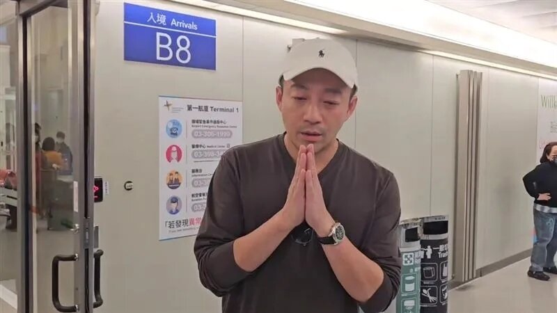 본문 이미지 - 쉬시위안의 사망 소식을 듣고 급히 귀국한 왕샤오페이가 취재진 앞에서 눈물 흘리는 모습. (SNS 갈무리)