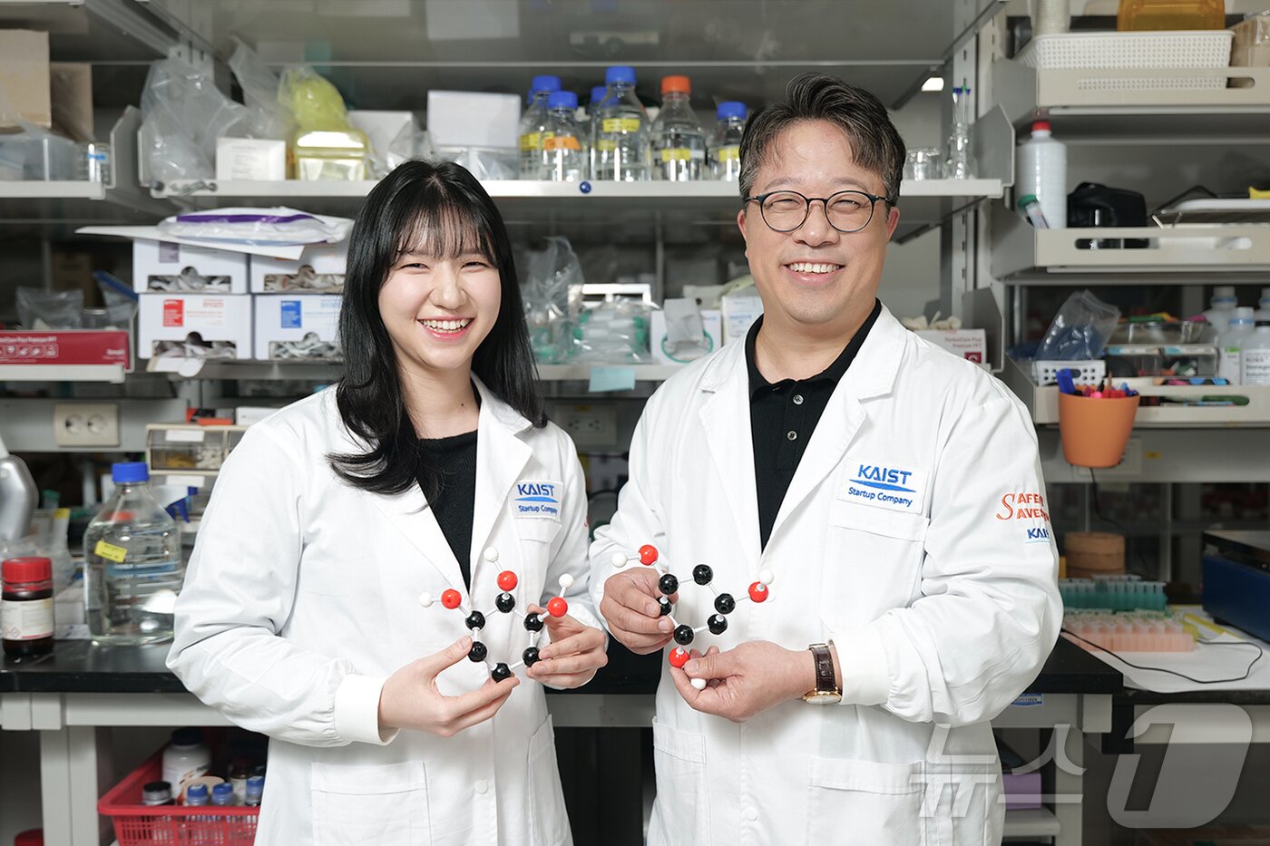 본문 이미지 - KAIST 화학과 김은우 박사과정&#40;왼쪽&#41;과 이해신 교수가 기념촬영을 하고 있다.&#40;KAIST 제공&#41;/뉴스1