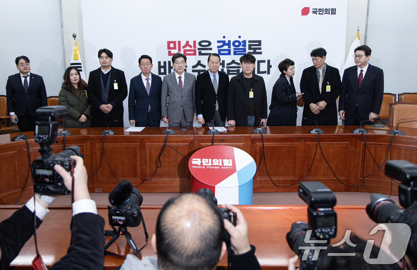 (서울=뉴스1) 이재명 기자 = 권영세 국민의힘 비상대책위원장과 권성동 원내대표가 6일 오전 서울 여의도 국회에서 박한신 제주항공 여객기 참사 유가족 대표를 비롯한 유가족들과 면담 …