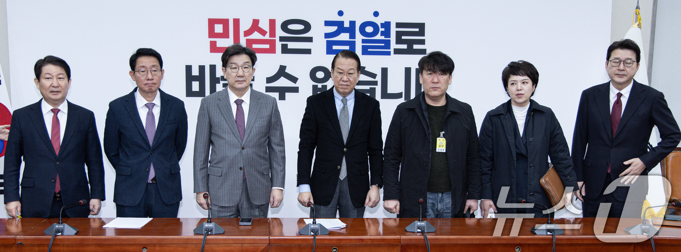 (서울=뉴스1) 이재명 기자 = 권영세 국민의힘 비상대책위원장과 권성동 원내대표가 6일 오전 서울 여의도 국회에서 박한신 제주항공 여객기 참사 유가족 대표를 비롯한 유가족들과 면담 …