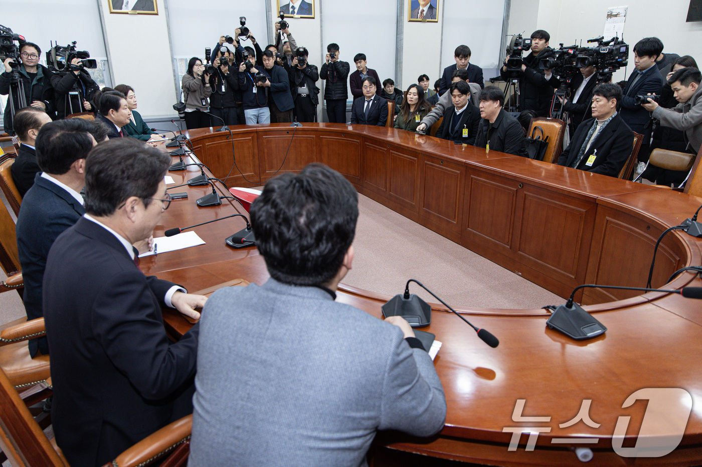 (서울=뉴스1) 이재명 기자 = 권영세 국민의힘 비상대책위원장과 권성동 원내대표가 6일 오전 서울 여의도 국회에서 박한신 제주항공 여객기 참사 유가족 대표를 비롯한 유가족들과 면담 …