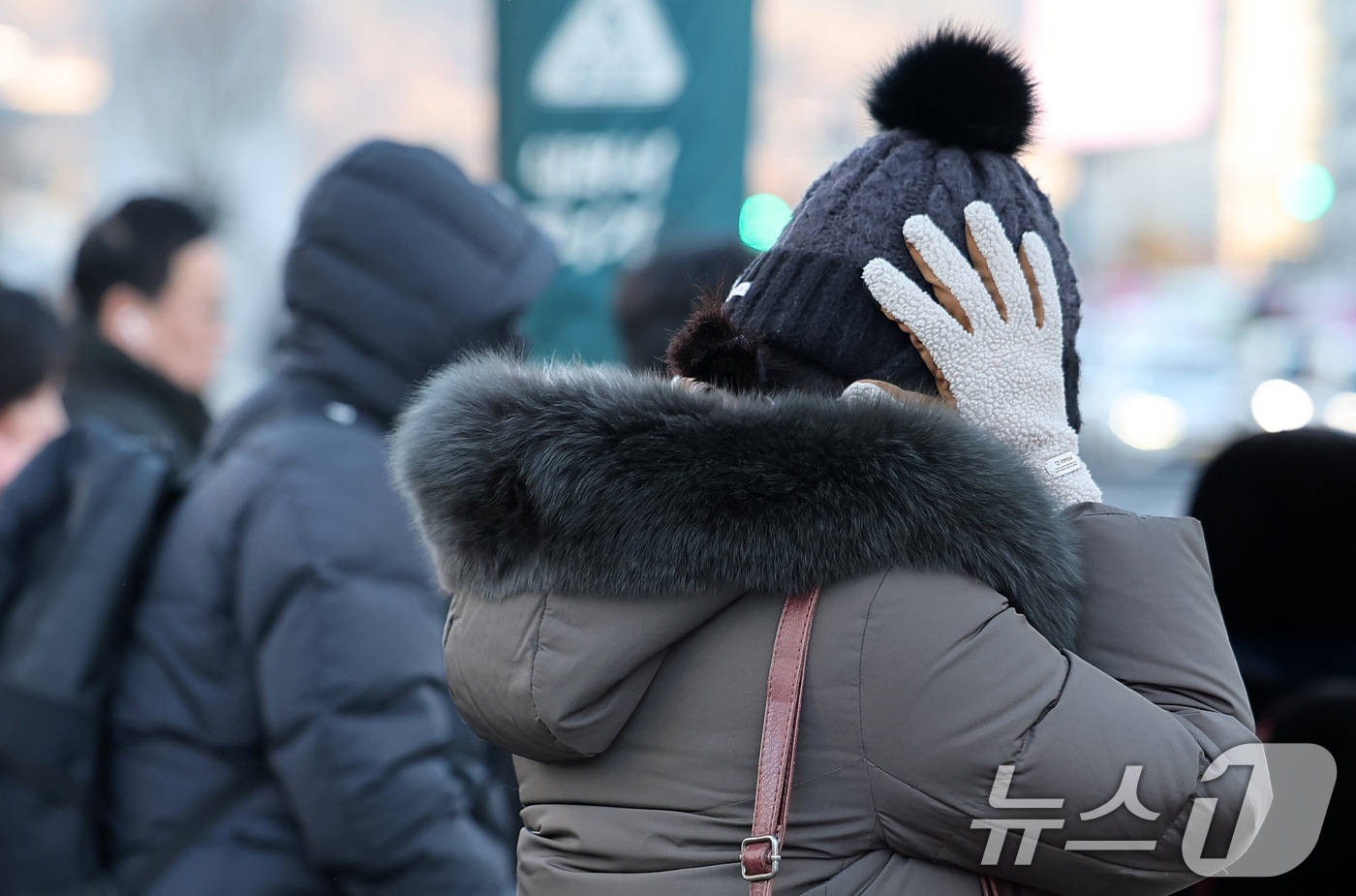 (서울=뉴스1) 김성진 기자 = 한파가 이어진 6일 오전 서울 종로구 광화문네거리에서 시민들이 출근길을 서두르고 있다.기상청은 이날 전국 대부분 지역에서 출근길 -10도 이하의 기 …