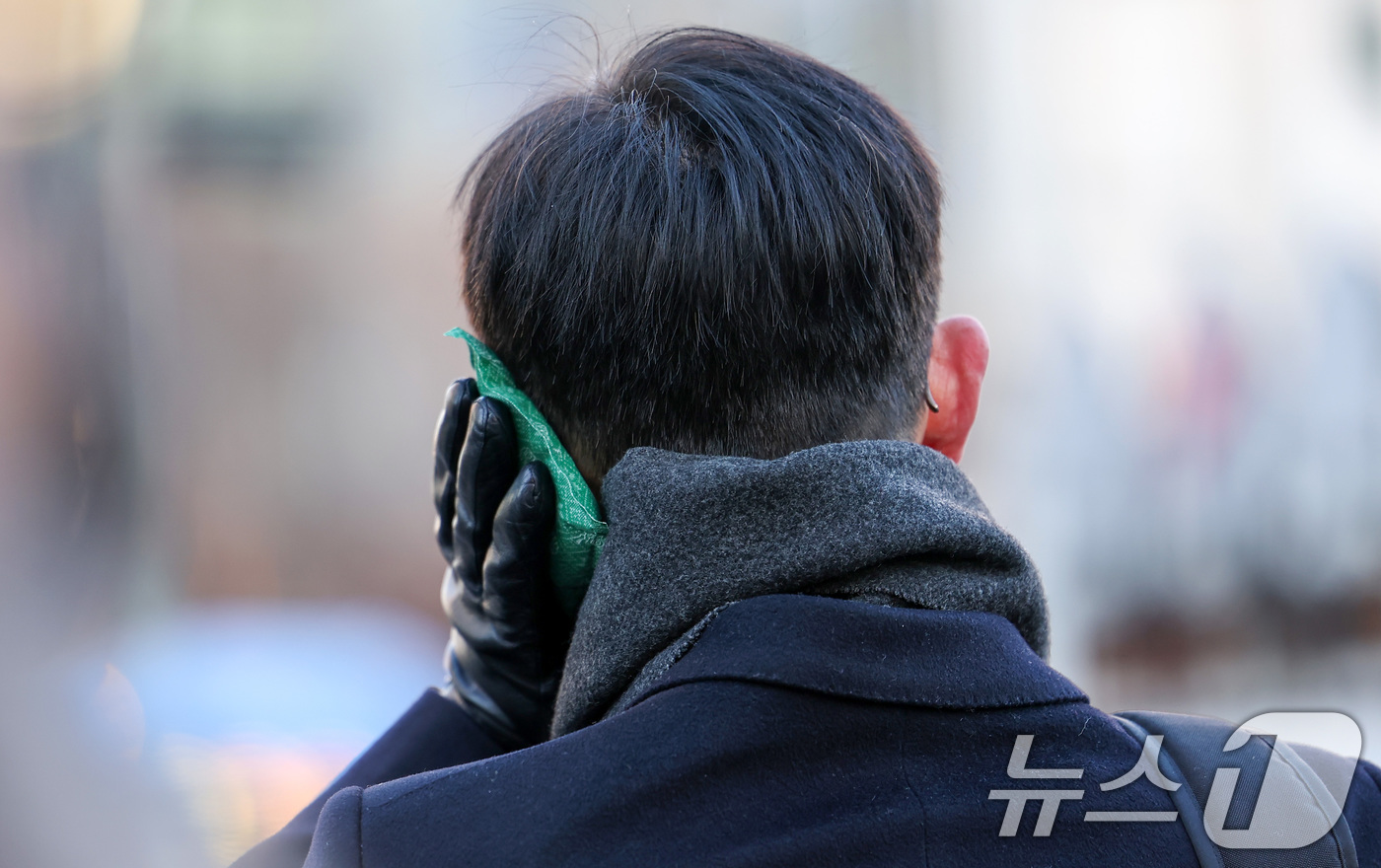 (서울=뉴스1) 김성진 기자 = 한파가 이어진 6일 오전 서울 종로구 광화문네거리에서 한 시민이 핫팩으로 귀를 녹이며 출근길을 서두르고 있다.기상청은 이날 전국 대부분 지역에서 출 …