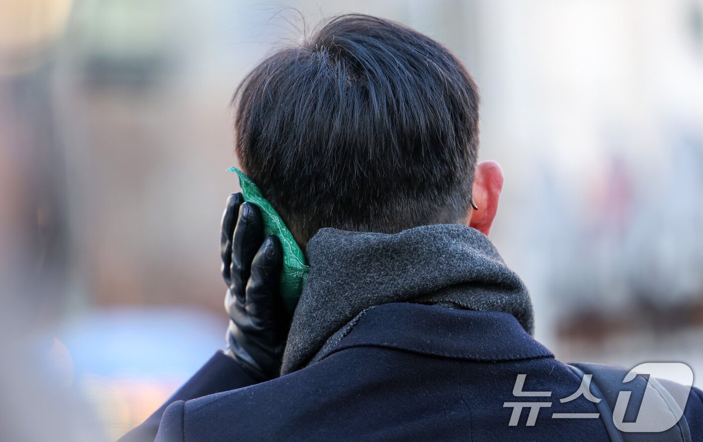 본문 이미지 - 한파가 이어진 6일 오전 서울 종로구 광화문네거리에서 한 시민이 핫팩으로 귀를 녹이며 출근길을 서두르고 있다. 기상청은 이날 전국 대부분 지역에서 출근길 -10도 이하의 기온을 보이며 주말까지 강추위가 이어질 것이라고 예보했다. 2025.2.6/뉴스1 ⓒ News1 김성진 기자