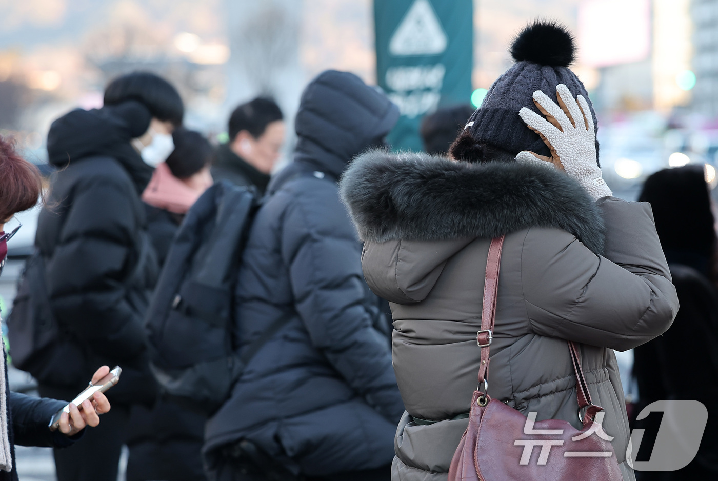 (서울=뉴스1) 김성진 기자 = 한파가 이어진 6일 오전 서울 종로구 광화문네거리에서 시민들이 출근길을 서두르고 있다.기상청은 이날 전국 대부분 지역에서 출근길 -10도 이하의 기 …