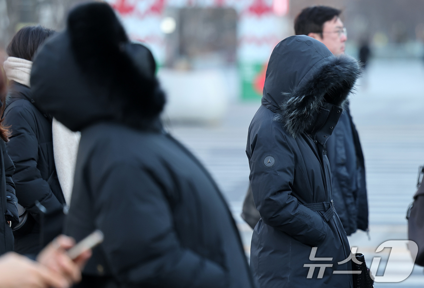 (서울=뉴스1) 김성진 기자 = 한파가 이어진 6일 오전 서울 종로구 광화문네거리에서 시민들이 출근길을 서두르고 있다.기상청은 이날 전국 대부분 지역에서 출근길 -10도 이하의 기 …