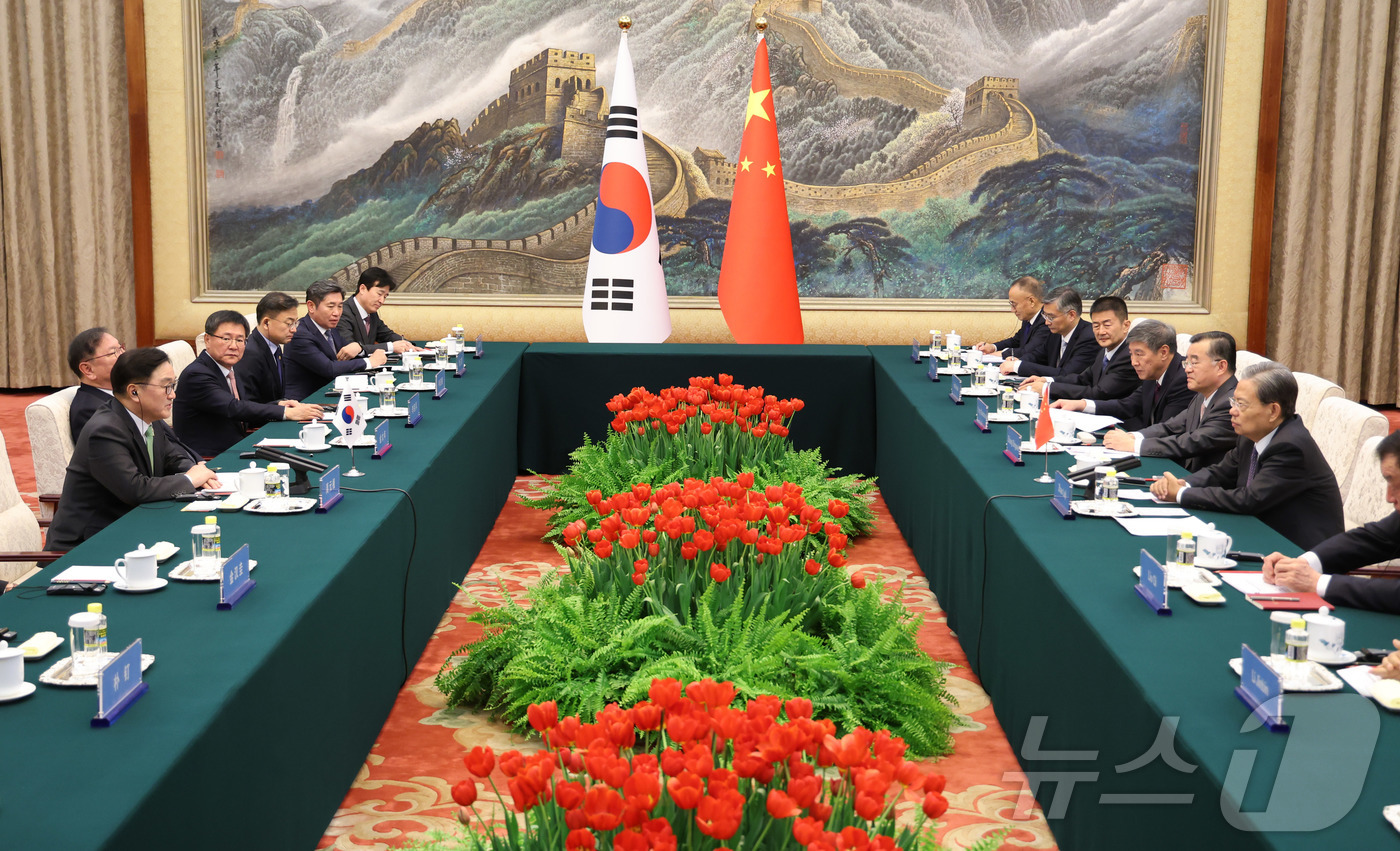 (서울=뉴스1) = 전국인민대표대회(전인대) 초청으로 중국을 방문 중인 우원식 국회의장이 5일 오후(현지시각) 베이징에서 자오 러지 전인대 상무위원장과 면담을 갖고 있다. (국회의 …