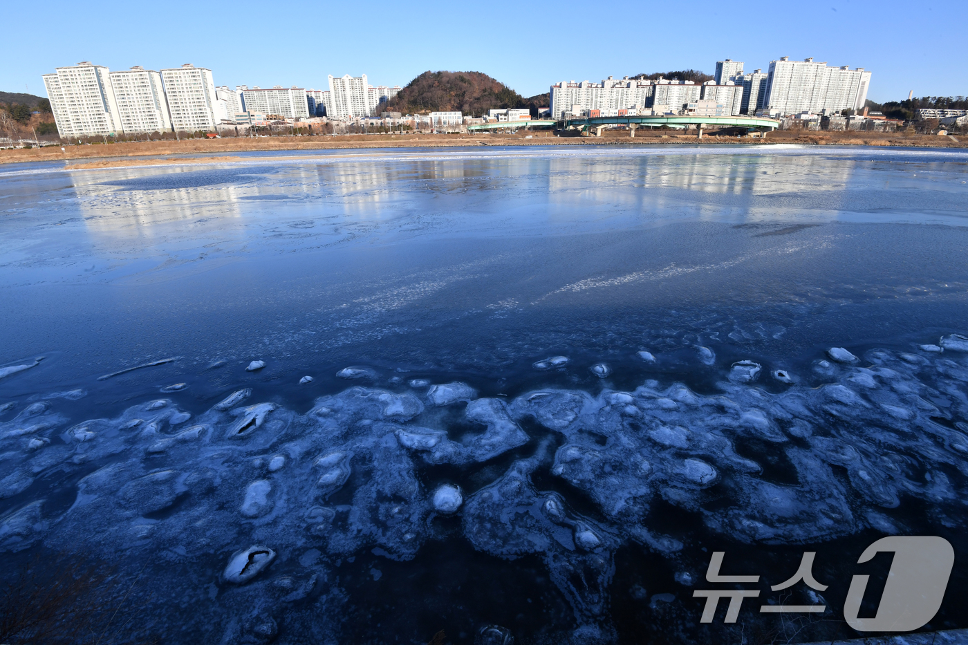 (포항=뉴스1) 최창호 기자 = 6일 오전 경북  포항시 남구 연일읍 형산강 주변이 연일 이어진 강추위에 꽁꽁 얼어있다. 2025.2.6/뉴스1