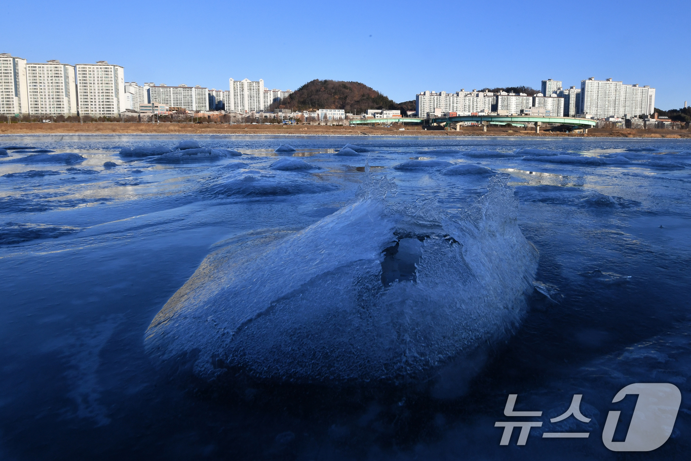 (포항=뉴스1) 최창호 기자 = 6일 오전 경북 포항시 남구 연일읍 형산강 주변이 연일 이어진 강추위에 꽁꽁 얼어있다. 2025.2.6/뉴스1