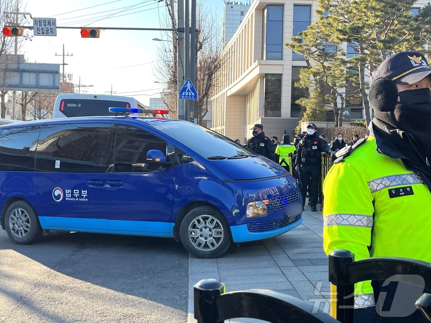 본문 이미지 - 윤석열 대통령이 탄 법무부 호송차량이 6일 오전 9시 4분쯤 헌법재판소에 들어서고 있다. / 뉴스1 유수연 기자
