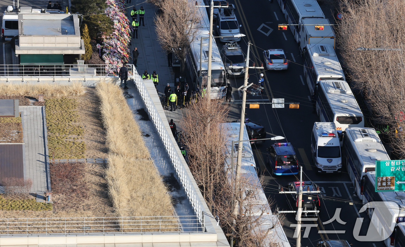 (서울=뉴스1) 박세연 기자 = 윤석열 대통령 탄핵 심판 6차 변론기일인 6일 윤석열 대통령을 태운 호송차량이 서울 종로구 헌법재판소에 도착하고 있다.이날 변론기일에는 김현태 특전 …