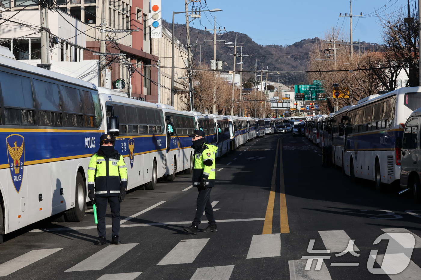 (서울=뉴스1) 박세연 기자 = 윤석열 대통령 탄핵 심판 6차 변론기일인 6일 서울 종로구 헌법재판소 앞 도로가 통제되고 있다.이날 변론기일에는 김현태 특전사 707특수임무단장, …