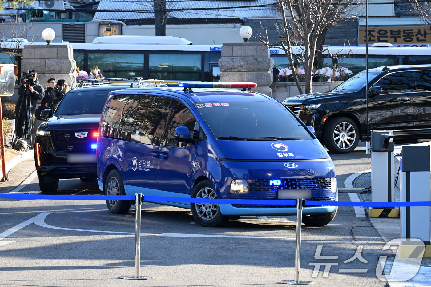 (서울=뉴스1) 사진공동취재단 = 윤석열 대통령이 탑승한 호송차가 6일 탄핵 심판 6차 변론기일이 열리는 서울 종로구 헌법재판소로 들어서고 있다. 2025.2.6/뉴스1