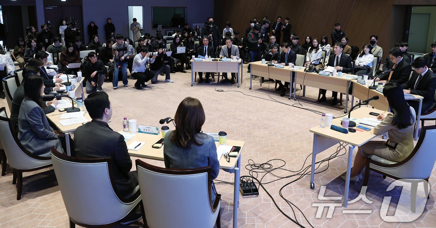(서울=뉴스1) 박정호 기자 = 이복현 금융감독원장이 6일 오전 서울 여의도 한국거래소에서 열린 한국증시 활성화를 위한 열린 토론에서 모두 발언을 하고 있다. 2025.2.6/뉴스 …