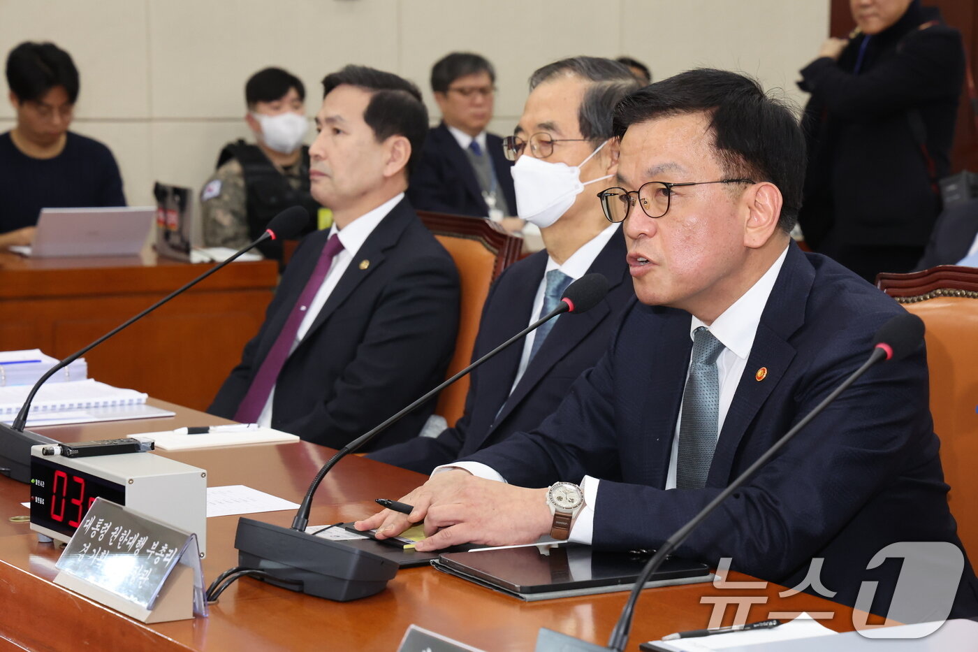 본문 이미지 - 최상목 대통령 권한대행 부총리 겸 기획재정부 장관이 6일 오전 서울 여의도 국회에서 열린 윤석열 정부의 비상계엄 선포를 통한 내란 혐의 진상규명 국정조사특별위원회 제3차 청문회에서 답변하고 있다. 2025.2.6/뉴스1 ⓒ News1 이재명 기자