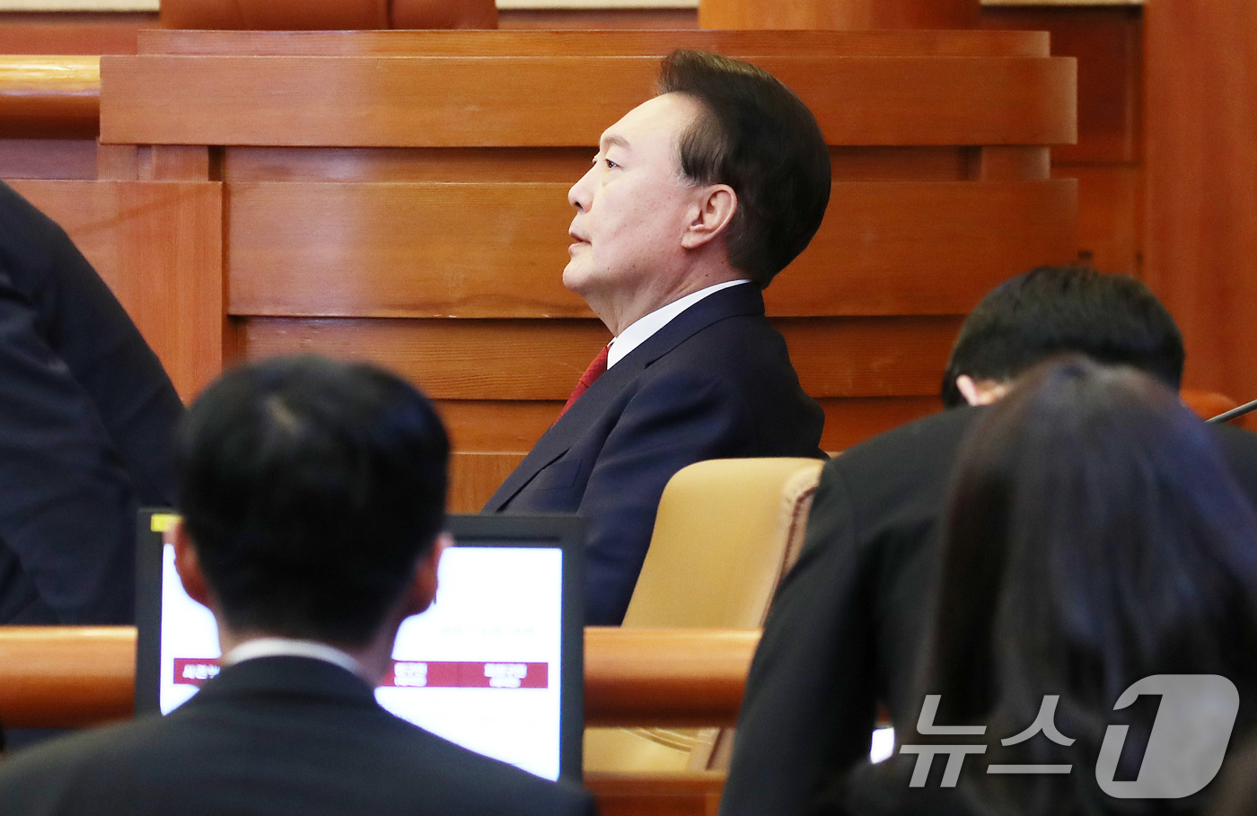(서울=뉴스1) 사진공동취재단 = 윤석열 대통령이 6일 서울 종로구 헌법재판소 대심판정에서 열린 탄핵심판 6차 변론기일에 출석해 있다. 2025.2.6/뉴스1