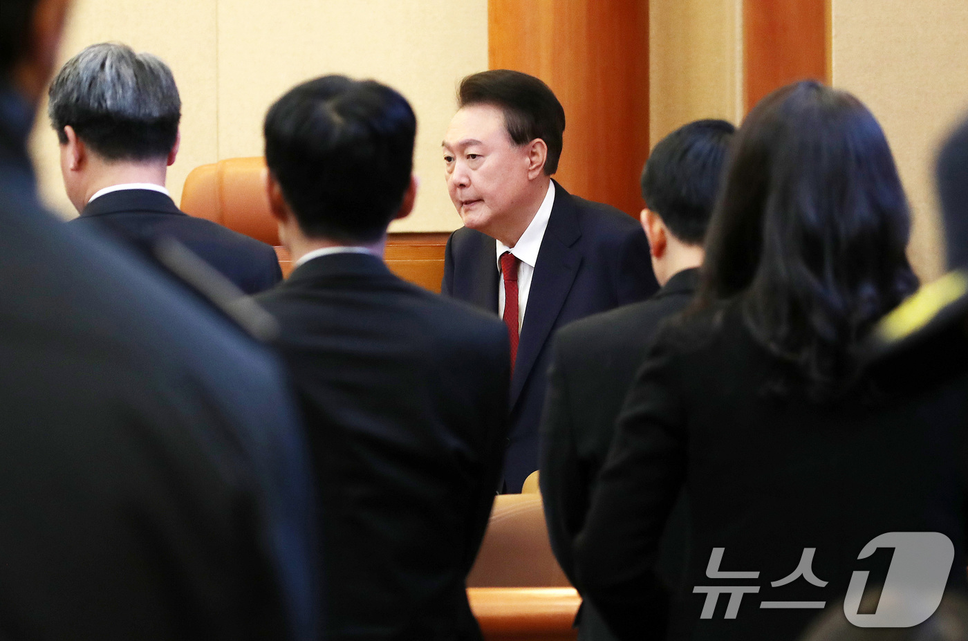 (서울=뉴스1) 사진공동취재단 = 윤석열 대통령이 6일 서울 종로구 헌법재판소 대심판정에서 열린 탄핵심판 6차 변론기일에 출석하고 있다. 2025.2.6/뉴스1