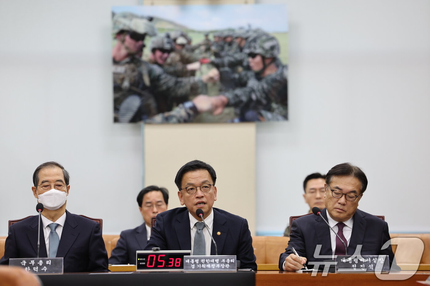 본문 이미지 - 최상목 대통령 권한대행 부총리 겸 기획재정부 장관이 6일 오전 서울 여의도 국회에서 열린 윤석열 정부의 비상계엄 선포를 통한 내란 혐의 진상규명 국정조사특별위원회 제3차 청문회에서 답변하고 있다. 2025.2.6/뉴스1 ⓒ News1 이재명 기자