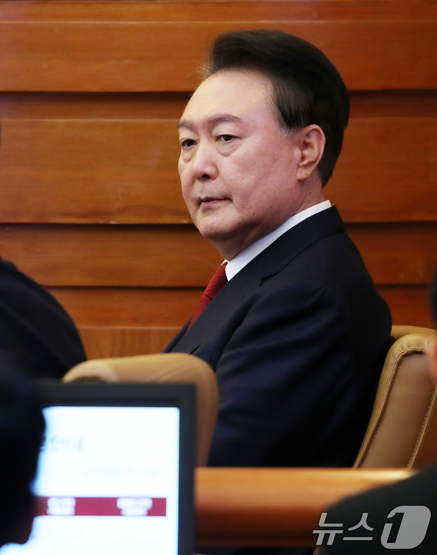 (서울=뉴스1) 사진공동취재단 = 윤석열 대통령이 6일 서울 종로구 헌법재판소 대심판정에서 열린 탄핵심판 6차 변론기일에 출석해 있다. 2025.2.6/뉴스1