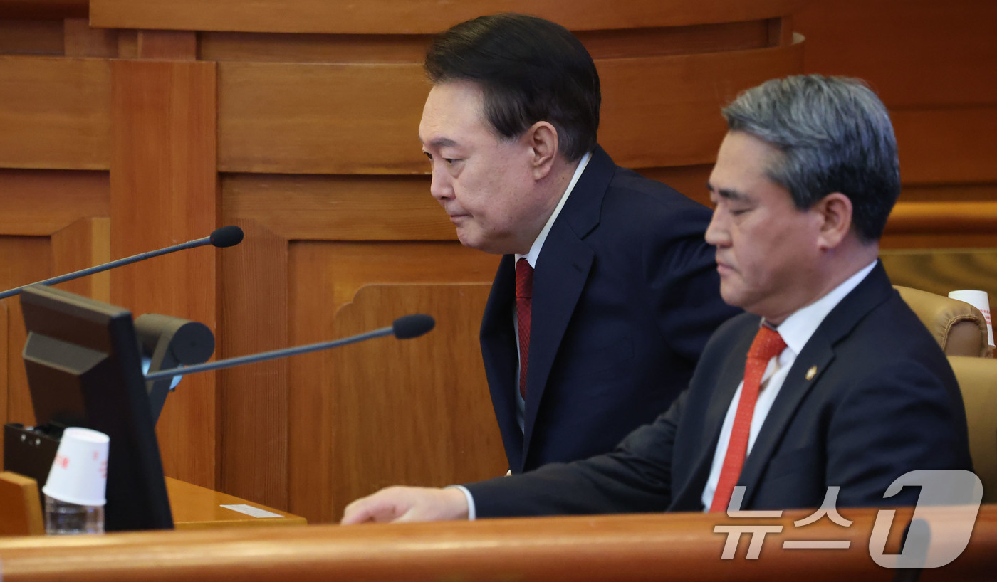 (서울=뉴스1) 사진공동취재단 = 윤석열 대통령이 6일 서울 종로구 헌법재판소 대심판정에서 열린 탄핵 심판 6차 변론에 출석해 있다. 2025.2.6/뉴스1