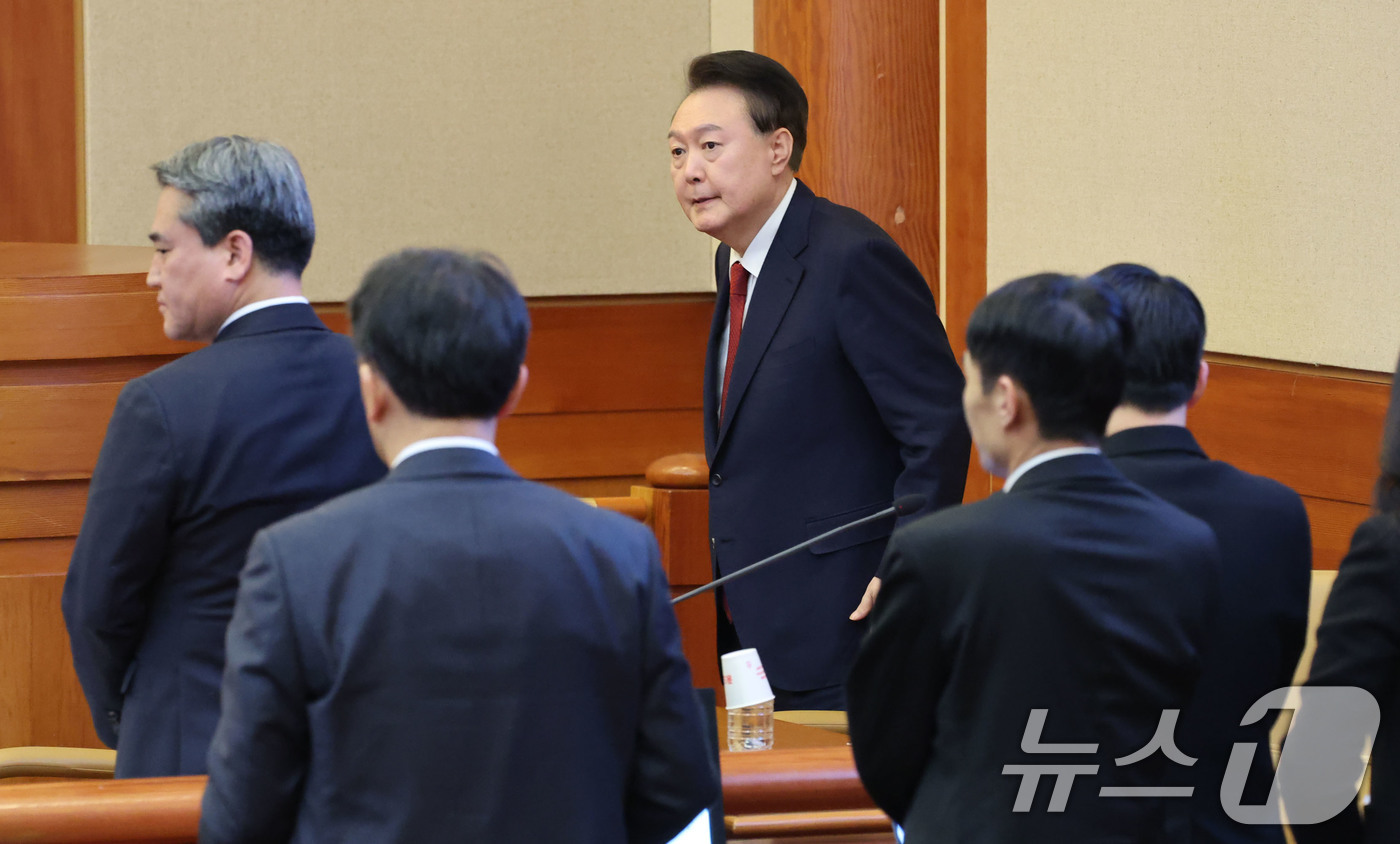 (서울=뉴스1) 사진공동취재단 = 윤석열 대통령이 6일 서울 종로구 헌법재판소 대심판정에서 열린 탄핵 심판 6차 변론에 출석하고 있다. 2025.2.6/뉴스1