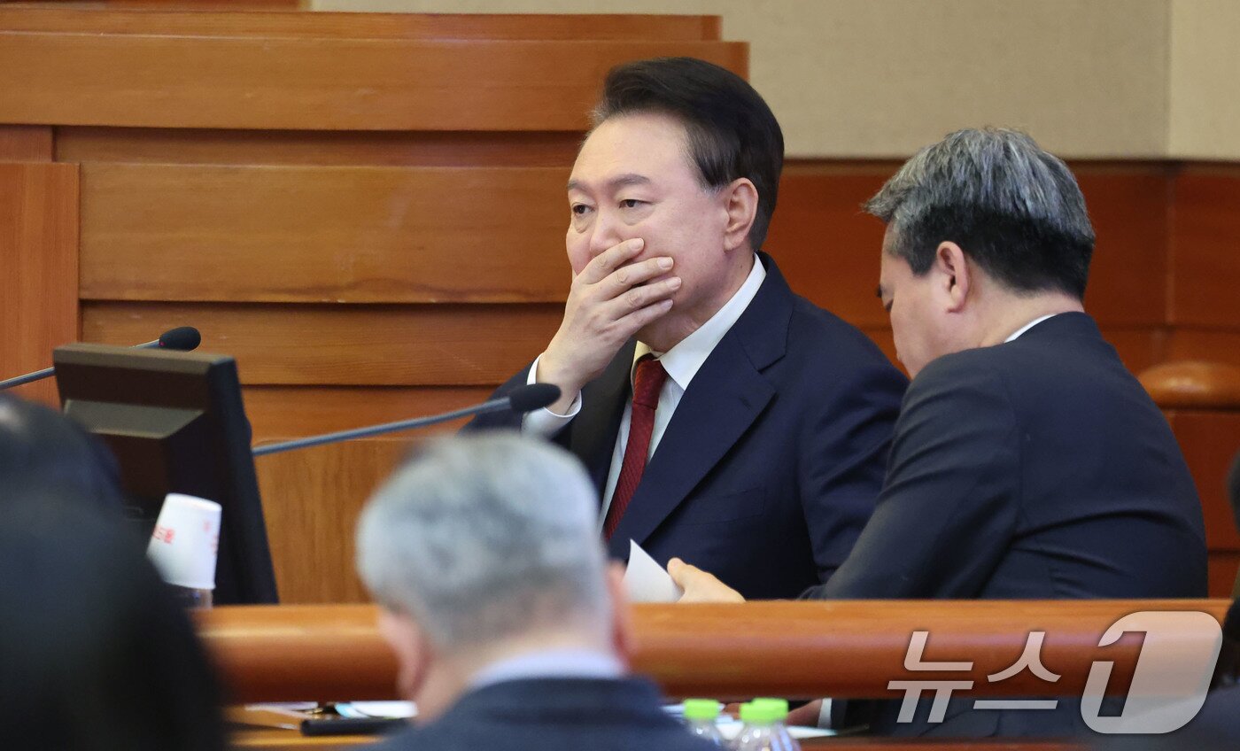 본문 이미지 - 윤석열 대통령이 6일 서울 종로구 헌법재판소 대심판정에서 열린 탄핵 심판 6차 변론 기일에 출석해 있다. 2025.2.6/뉴스1 ⓒ News1 사진공동취재단