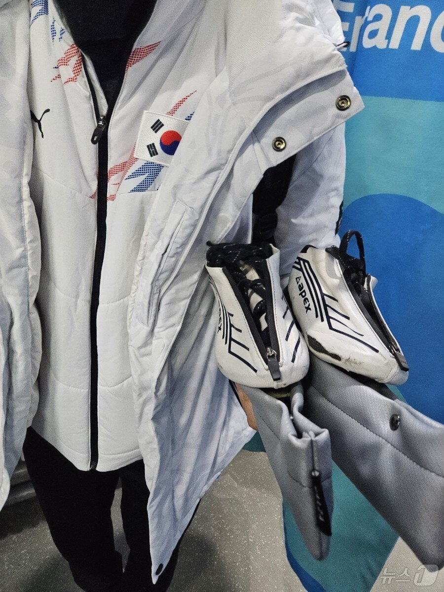 본문 이미지 - 수명을 다한 차민규의 스케이트 구두 ⓒ News1 안영준 기자