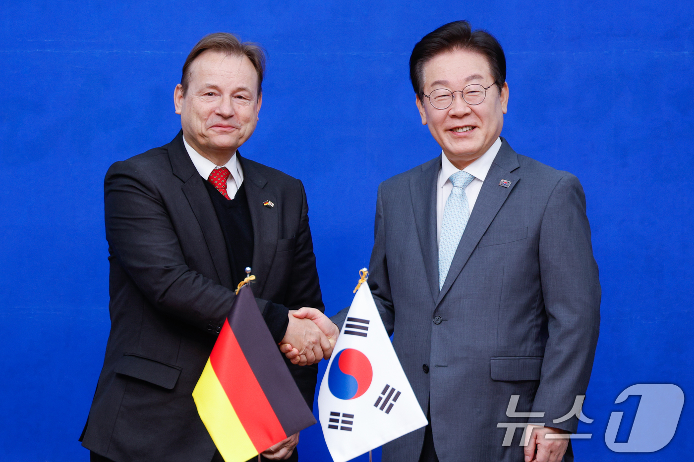 (서울=뉴스1) 안은나 기자 = 이재명 더불어민주당 대표가 6일 서울 여의도 국회에서 게오르크 슈미트(Georg Schmidt) 주한독일대사를 접견하며 기념 촬영하고 있다. 202 …