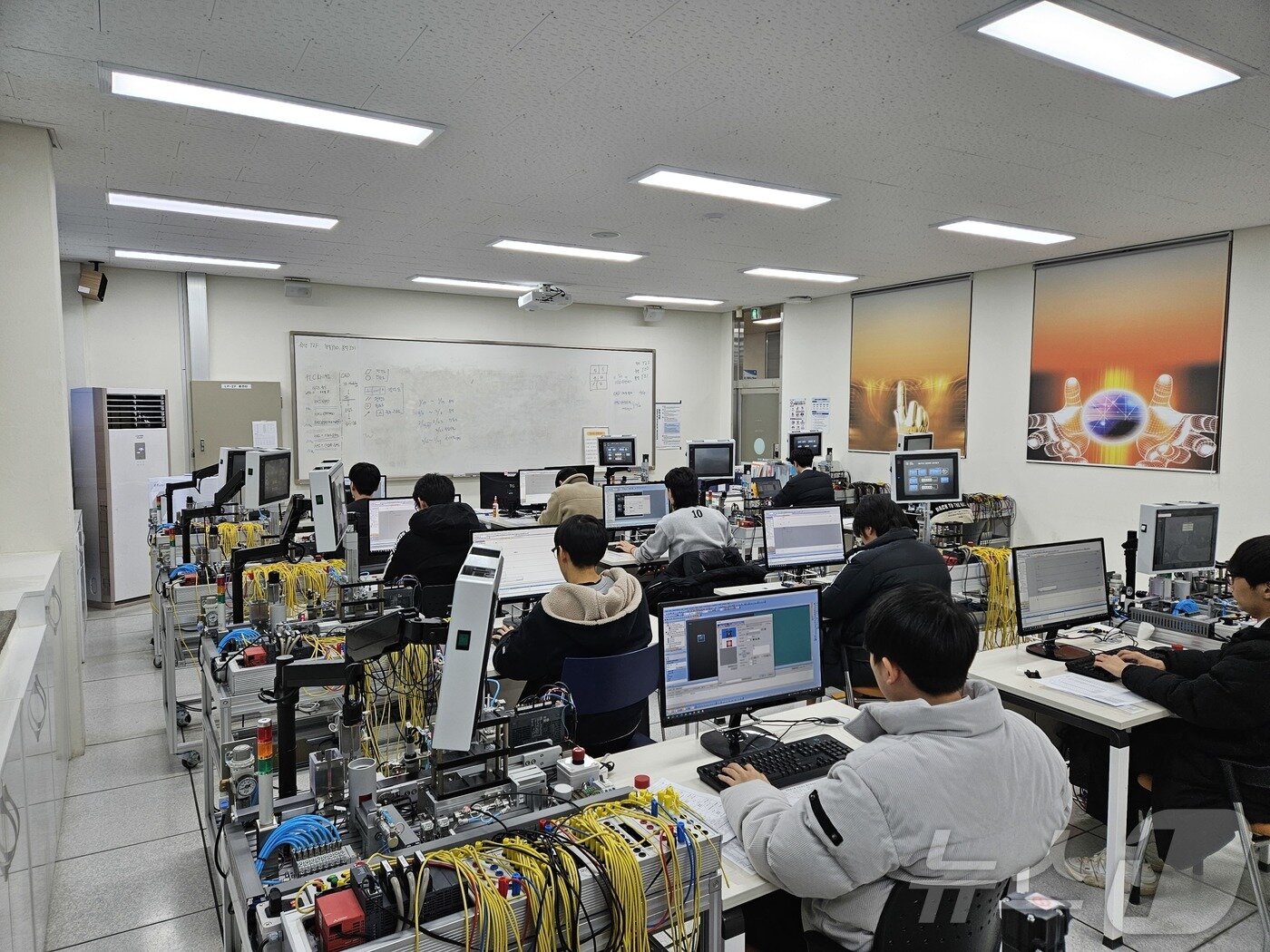 본문 이미지 - 직업계고 학생들이 겨울방학 진로·취업 지원 프로그램을 수강하고 있다. &#40;충북도교육청 제공&#41;/뉴스1