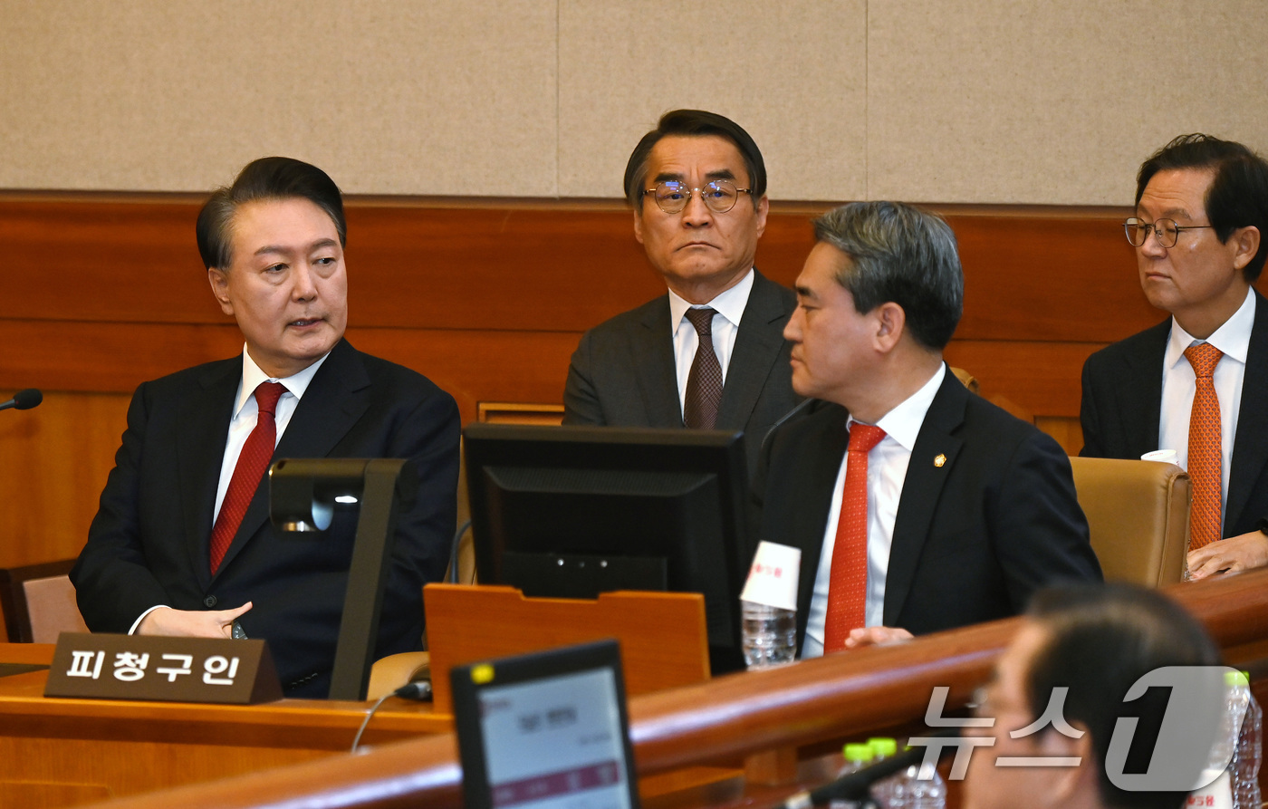 (서울=뉴스1) 사진공동취재단 = 윤석열 대통령이 6일 오전 서울 종로구 헌법재판소 대심판정에서 열린 탄핵심판 6차 변론기일에 출석해 변호인단과 대화를 나누고 있다. 2025.2. …