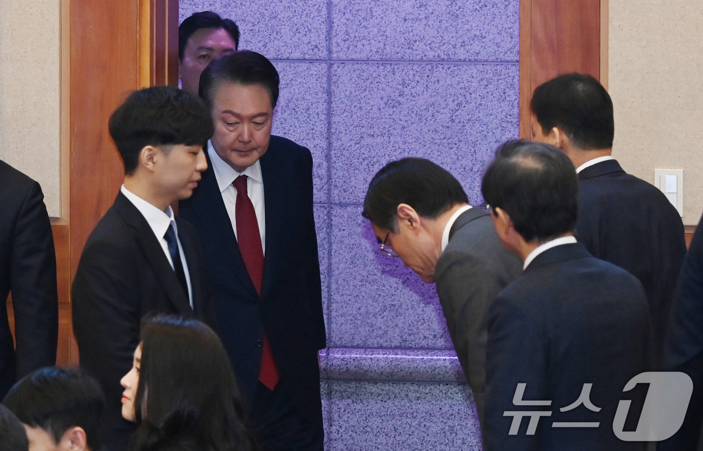 (서울=뉴스1) 사진공동취재단 = 윤석열 대통령이 6일 오전 서울 종로구 헌법재판소 대심판정에서 열린 탄핵심판 6차 변론기일에 출석하고 있다. 2025.2.6/뉴스1