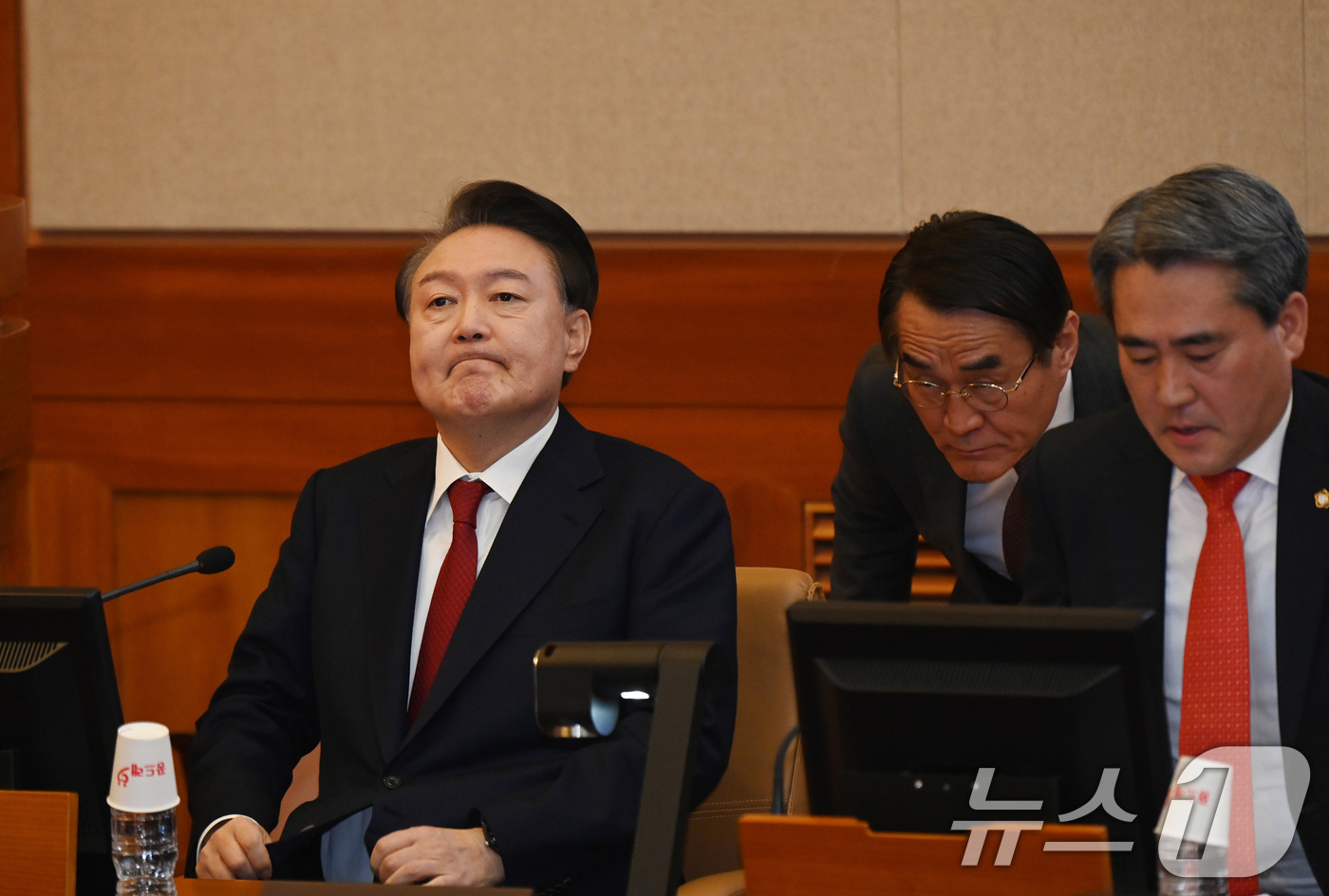 (서울=뉴스1) 사진공동취재단 = 윤석열 대통령이 6일 오전 서울 종로구 헌법재판소 대심판정에서 열린 탄핵심판 6차 변론기일에 출석해 잠시 생각에 잠겨 있다. 2025.2.6/뉴스 …