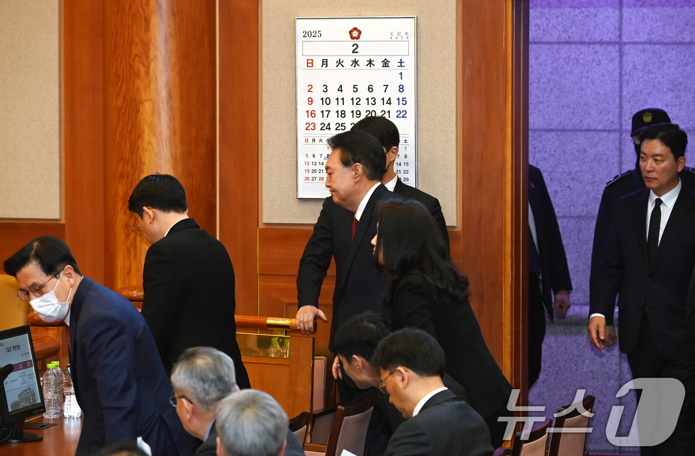 (서울=뉴스1) 사진공동취재단 = 윤석열 대통령이 6일 오전 서울 종로구 헌법재판소 대심판정에서 열린 탄핵심판 6차 변론기일에 출석하고 있다. 2025.2.6/뉴스1