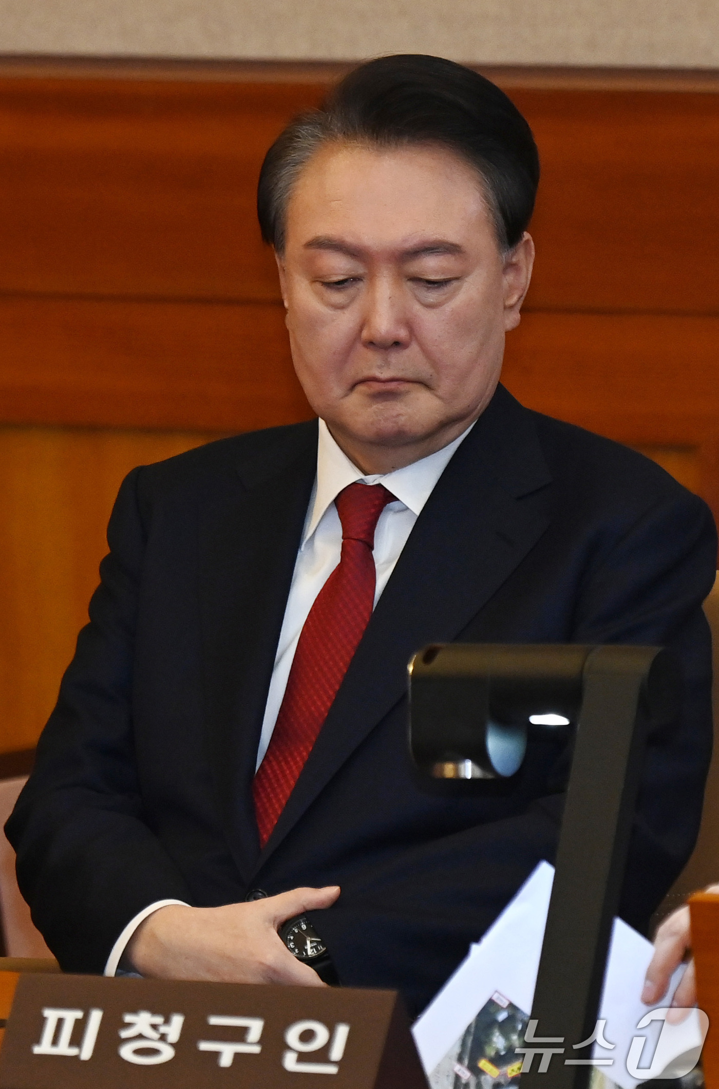 (서울=뉴스1) 사진공동취재단 = 윤석열 대통령이 6일 오전 서울 종로구 헌법재판소 대심판정에서 열린 탄핵심판 6차 변론기일에 출석해 자료를 보고 있다. 2025.2.6/뉴스1