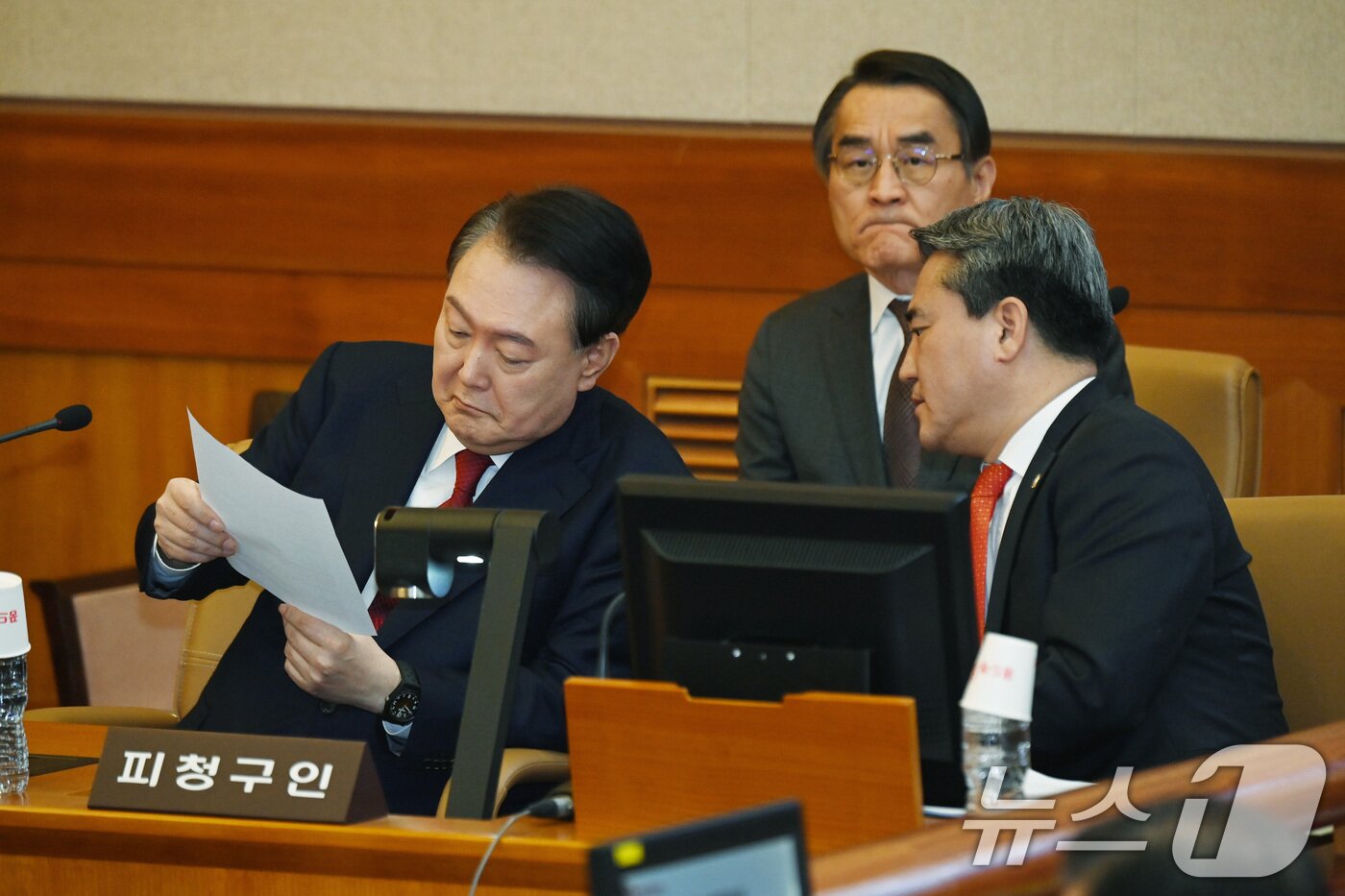 본문 이미지 - 윤석열 대통령이 6일 오전 서울 종로구 헌법재판소 대심판정에서 열린 탄핵심판 6차 변론기일에 출석해 자료를 보고 있다. 2025.2.6/뉴스1 ⓒ News1 사진공동취재단