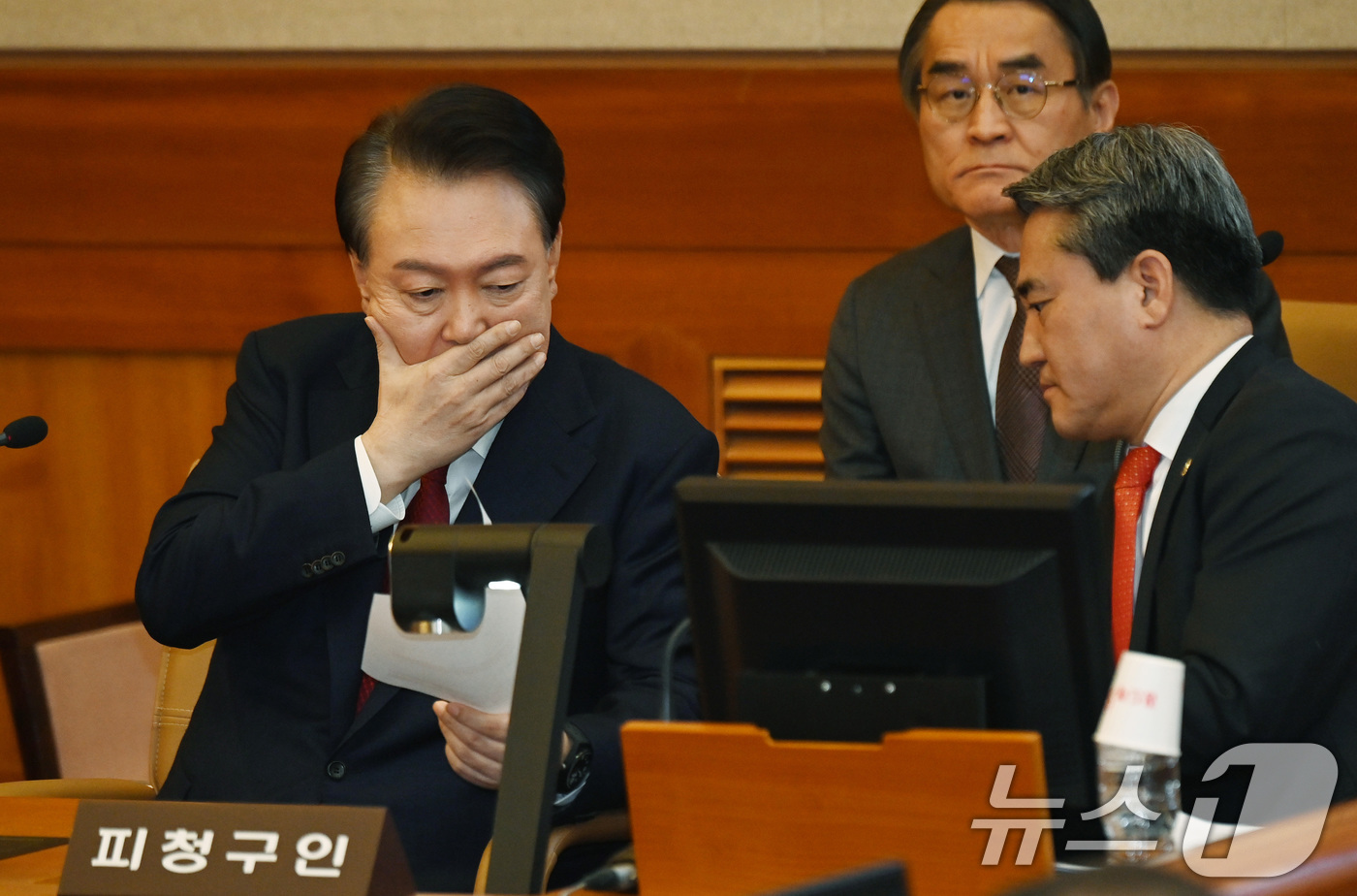 (서울=뉴스1) 사진공동취재단 = 윤석열 대통령이 6일 오전 서울 종로구 헌법재판소 대심판정에서 열린 탄핵심판 6차 변론기일에 출석해 입을 가리고 변호인과 대화하고 있다. 2025 …