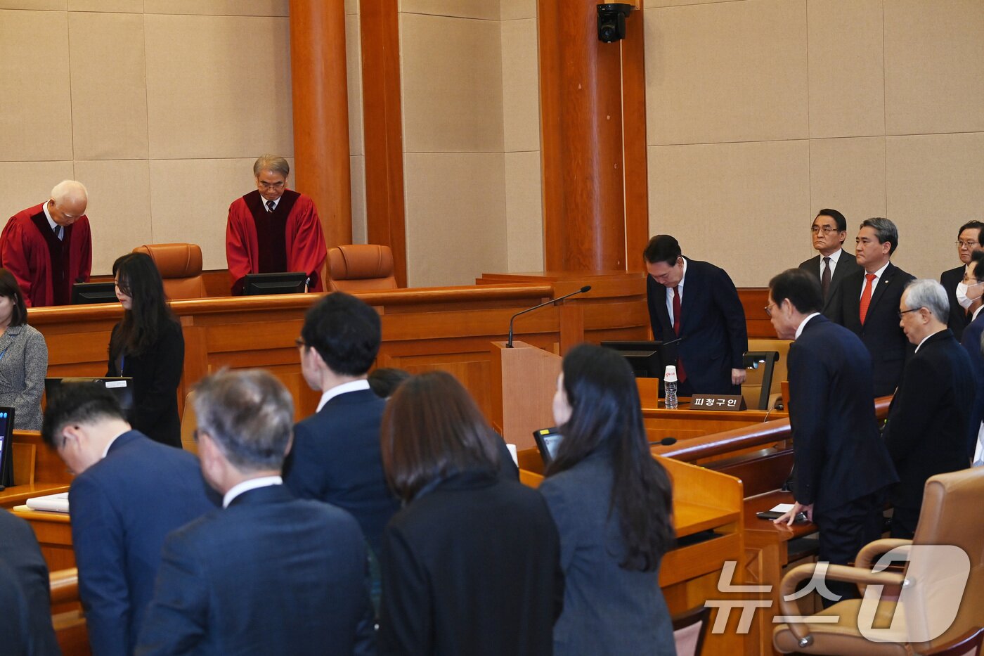 본문 이미지 - 윤석열 대통령이 6일 오전 서울 종로구 헌법재판소 대심판정에서 열린 탄핵심판 6차 변론기일에서 헌법재판관이 입장하자 인사하고 있다. 2025.2.6/뉴스1 ⓒ News1 사진공동취재단