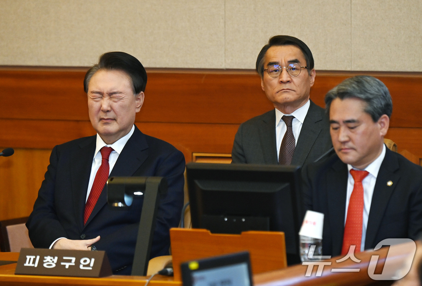 (서울=뉴스1) 사진공동취재단 = 윤석열 대통령이 6일 오전 서울 종로구 헌법재판소 대심판정에서 열린 탄핵심판 6차 변론기일에 출석해 눈을 질끈 감고 있다. 2025.2.6/뉴스1 …