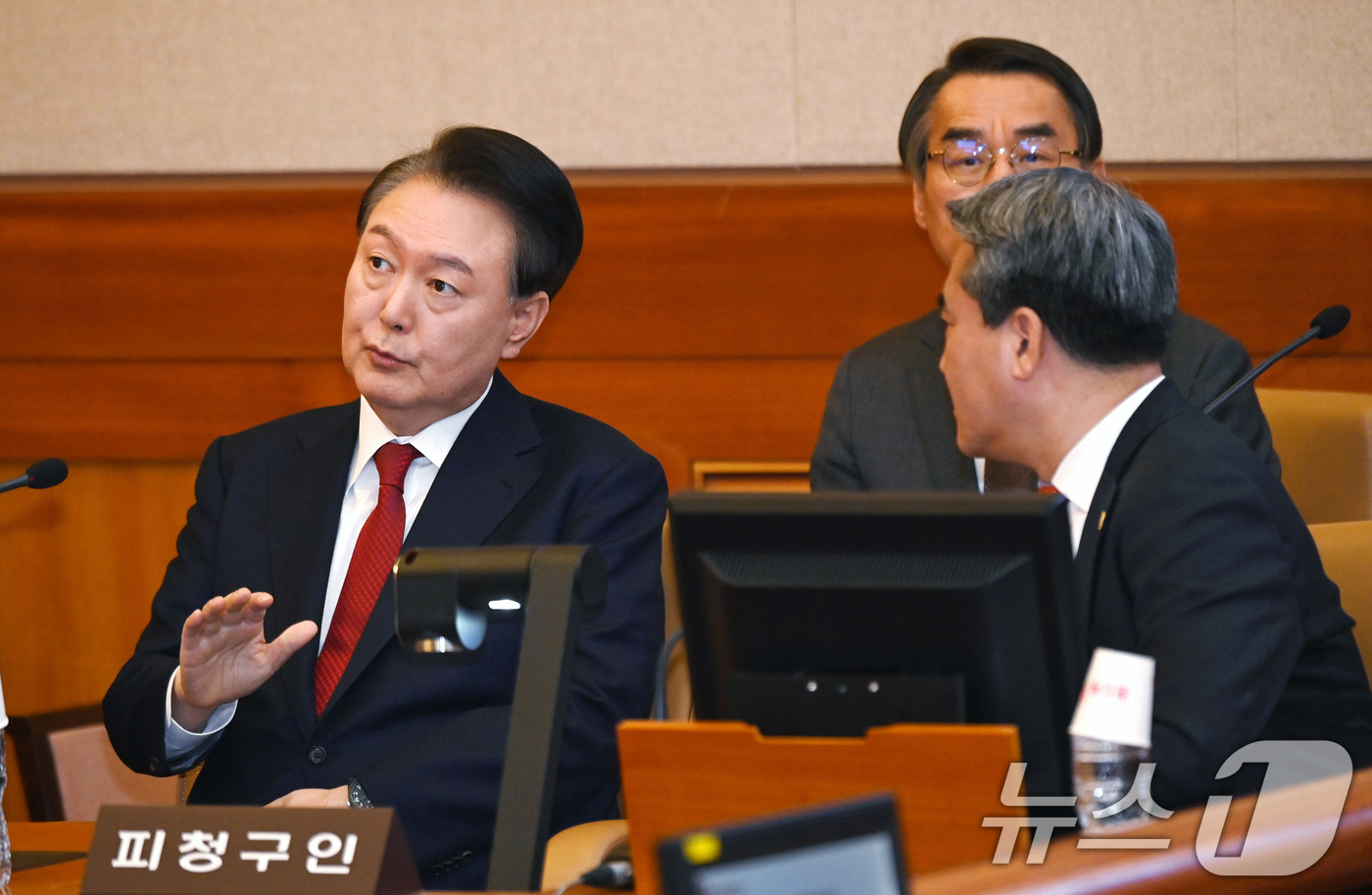 (서울=뉴스1) 사진공동취재단 = 윤석열 대통령이 6일 오전 서울 종로구 헌법재판소 대심판정에서 열린 탄핵심판 6차 변론기일에 출석해 변호인단과 대화를 하고 있다. 2025.2.6 …