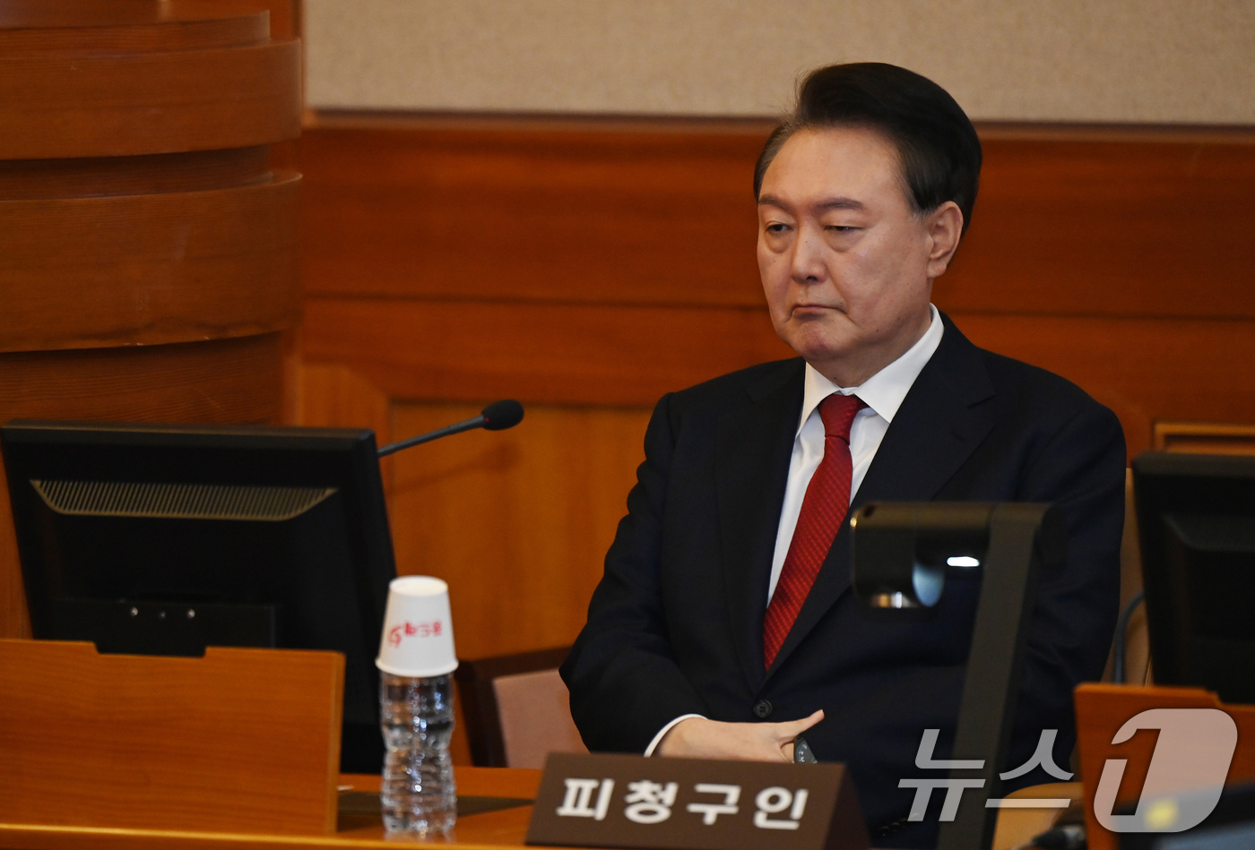(서울=뉴스1) 사진공동취재단 = 윤석열 대통령이 6일 오전 서울 종로구 헌법재판소 대심판정에서 열린 탄핵심판 6차 변론기일에 출석해 생각에 잠겨 있다. 2025.2.6/뉴스1
