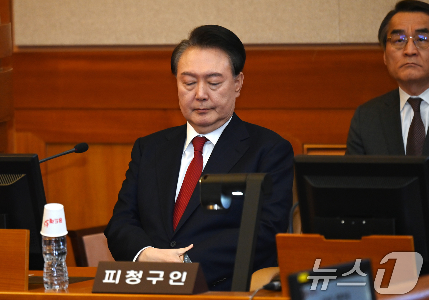 (서울=뉴스1) 사진공동취재단 = 윤석열 대통령이 6일 오전 서울 종로구 헌법재판소 대심판정에서 열린 탄핵심판 6차 변론기일에 출석해 생각에 잠겨있다. 2025.2.6/뉴스1