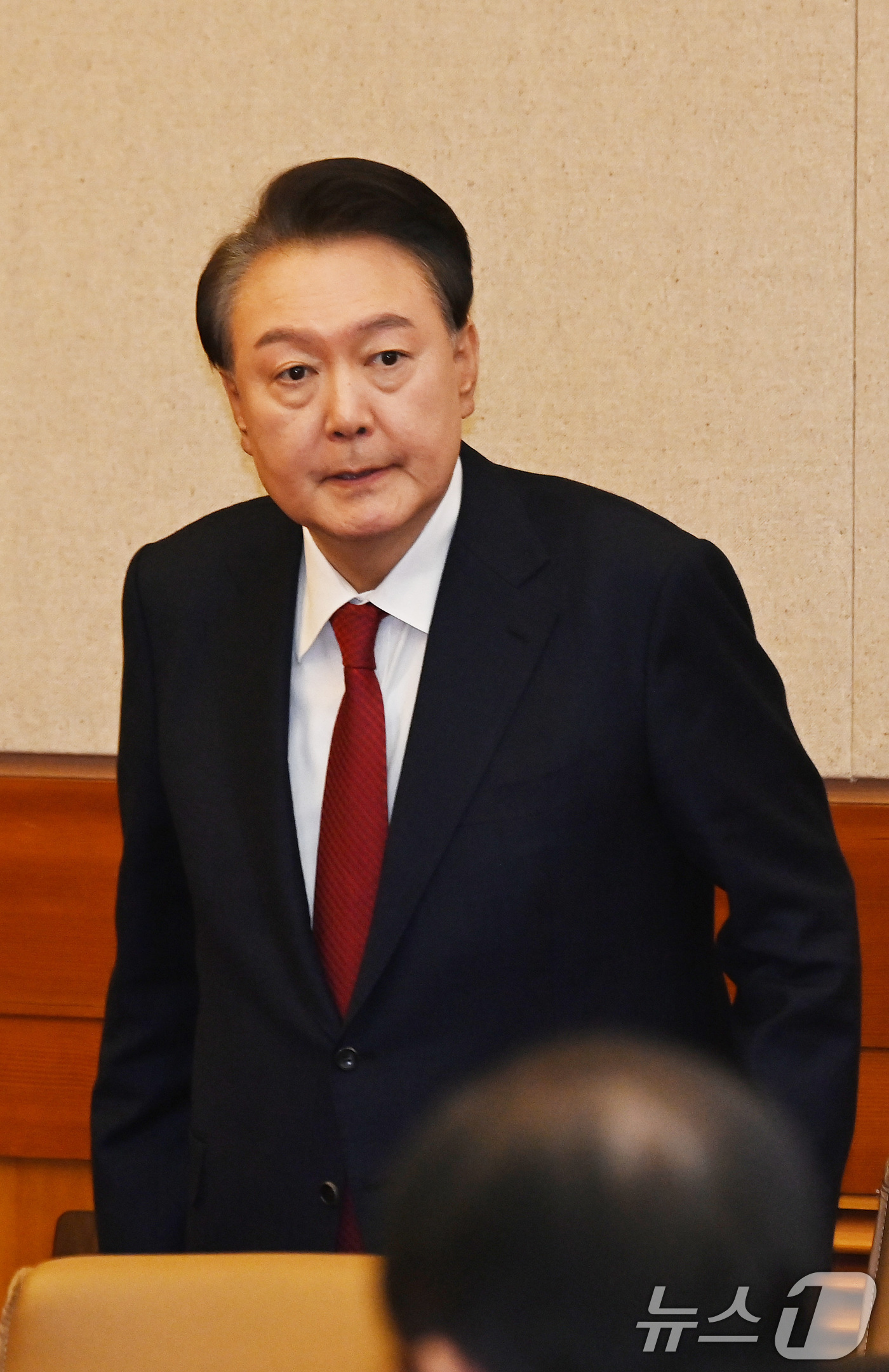 (서울=뉴스1) 사진공동취재단 = 윤석열 대통령이 6일 오전 서울 종로구 헌법재판소 대심판정에서 열린 탄핵심판 6차 변론기일에 출석하고 있다. 2025.2.6/뉴스1