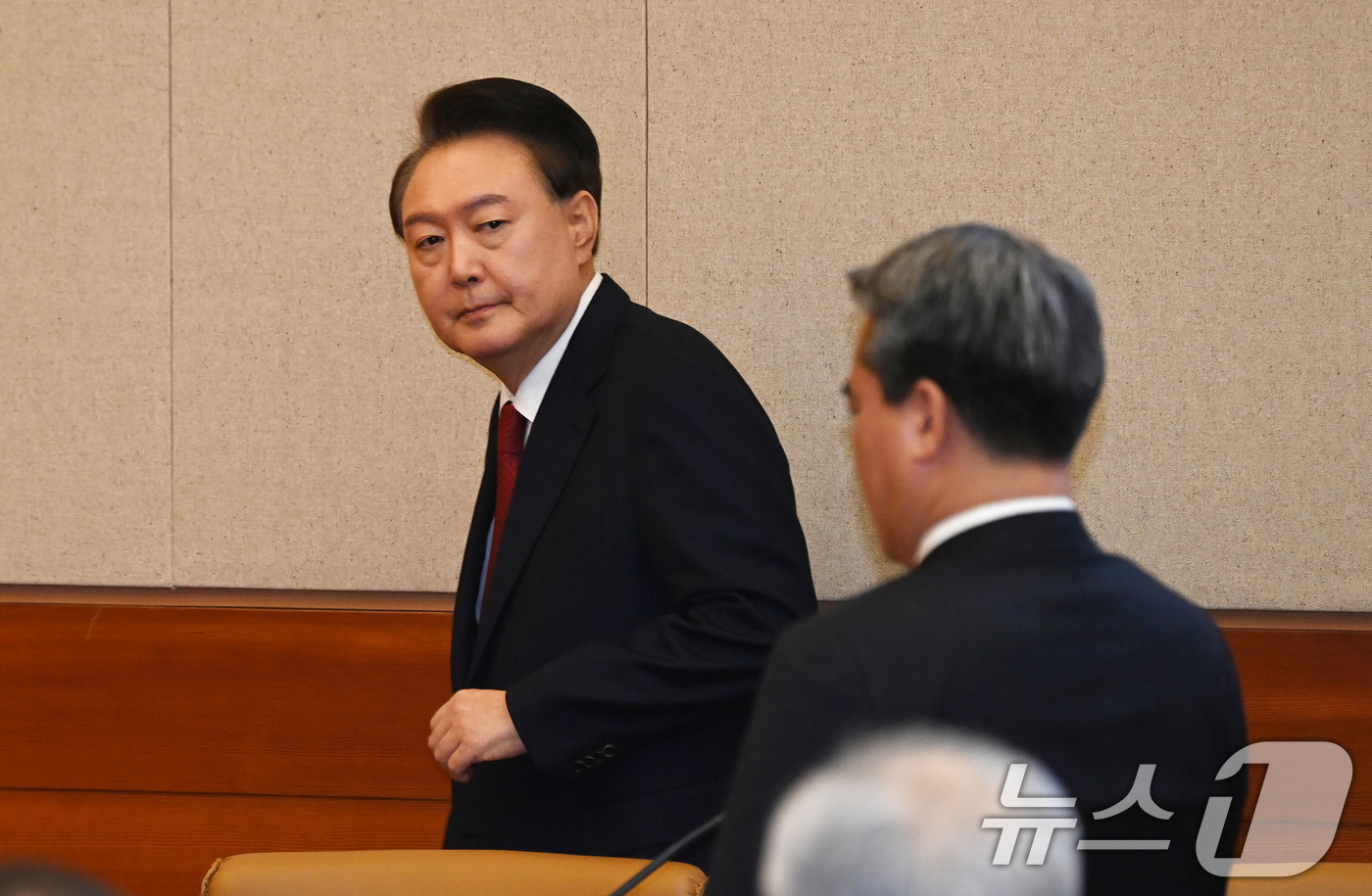 (서울=뉴스1) 사진공동취재단 = 윤석열 대통령이 6일 오전 서울 종로구 헌법재판소 대심판정에서 열린 탄핵심판 6차 변론기일에 출석하고 있다. 2025.2.6/뉴스1