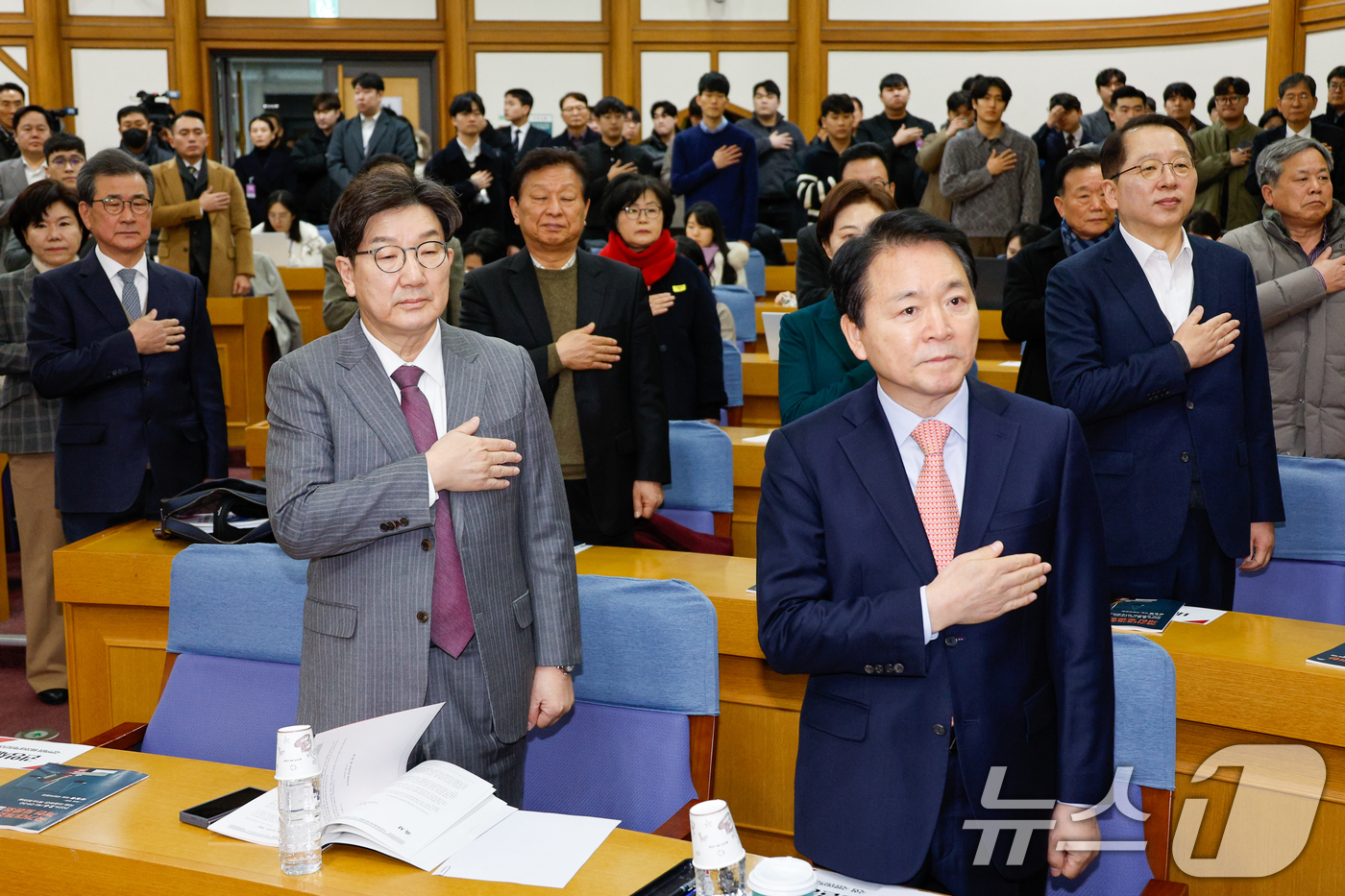 (서울=뉴스1) 안은나 기자 = 성일종 국회 국방위원장(앞줄 오른쪽), 권성동 국민의힘 원내대표가 6일 서울 여의도 국회의원회관에서 열린 '국가대개조를 위한 개헌 토론회'에 참석해 …