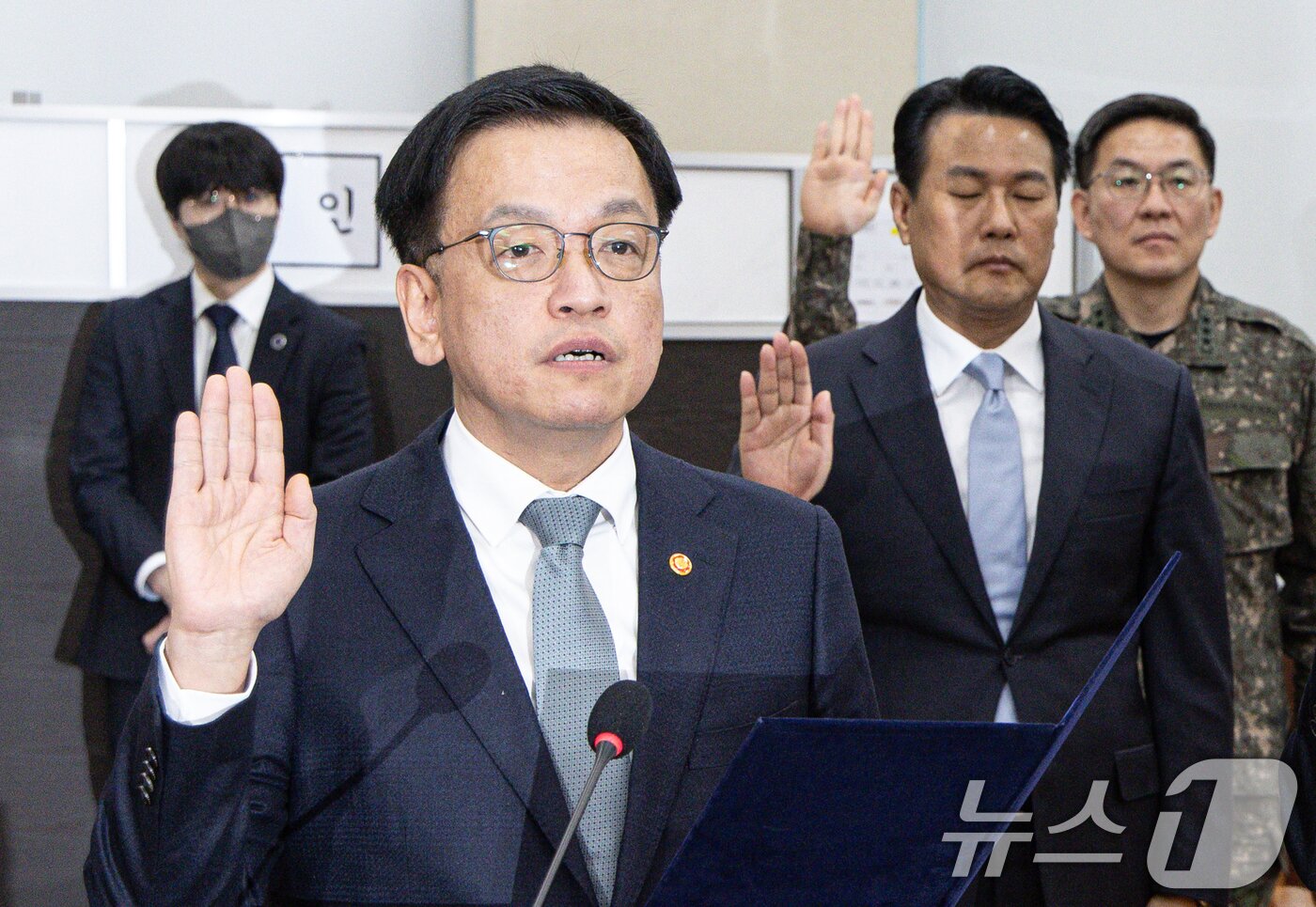 본문 이미지 - 최상목 대통령 권한대행 부총리 겸 기획재정부 장관이 6일 오전 서울 여의도 국회에서 열린 윤석열 정부의 비상계엄 선포를 통한 내란 혐의 진상규명 국정조사특별위원회 제3차 청문회에서 증인선서를 하고 있다. 2025.2.6/뉴스1 ⓒ News1 이재명 기자